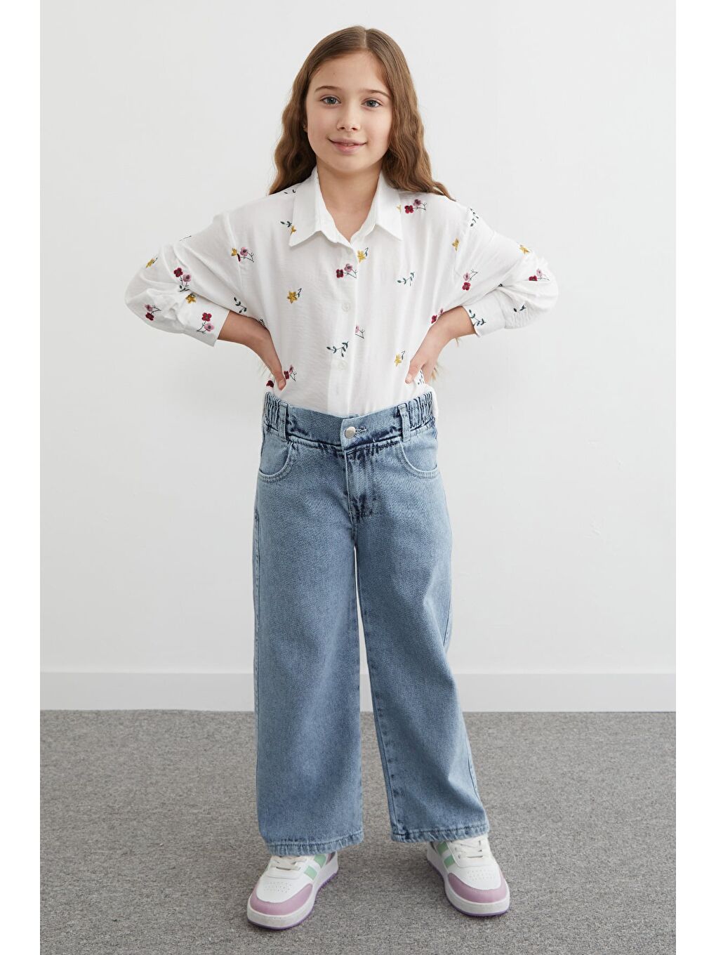 Beyaz Çiçek Nakışlı Kız Çocuk Gömlek-1