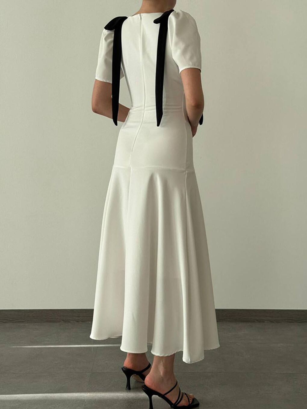 Beyaz Kadın Omuz Fiyonklu Midiboy Elbise-1