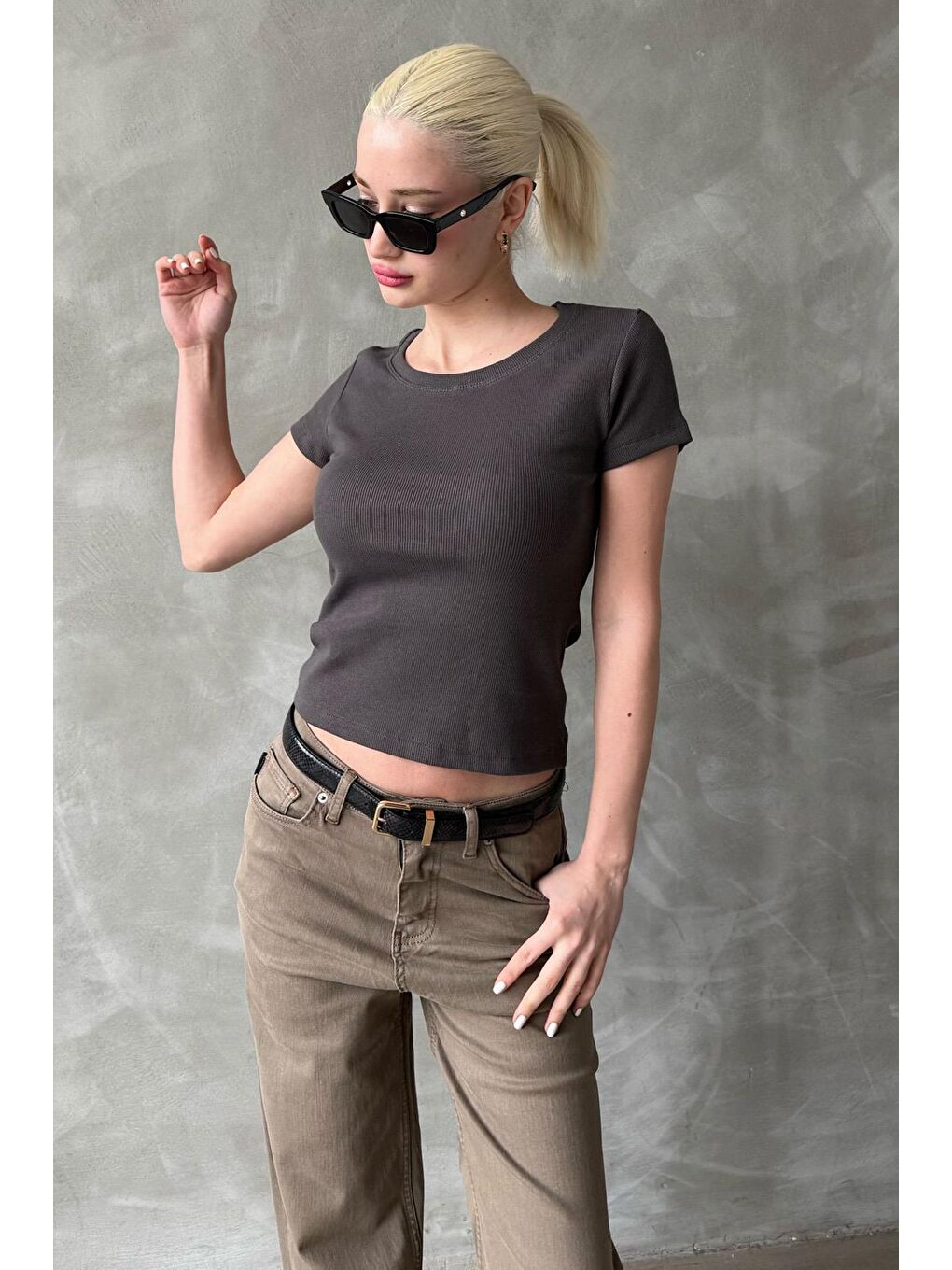 Gri Füme Geniş Yaka Fittili Basic Kadın T-Shirt Mg2293