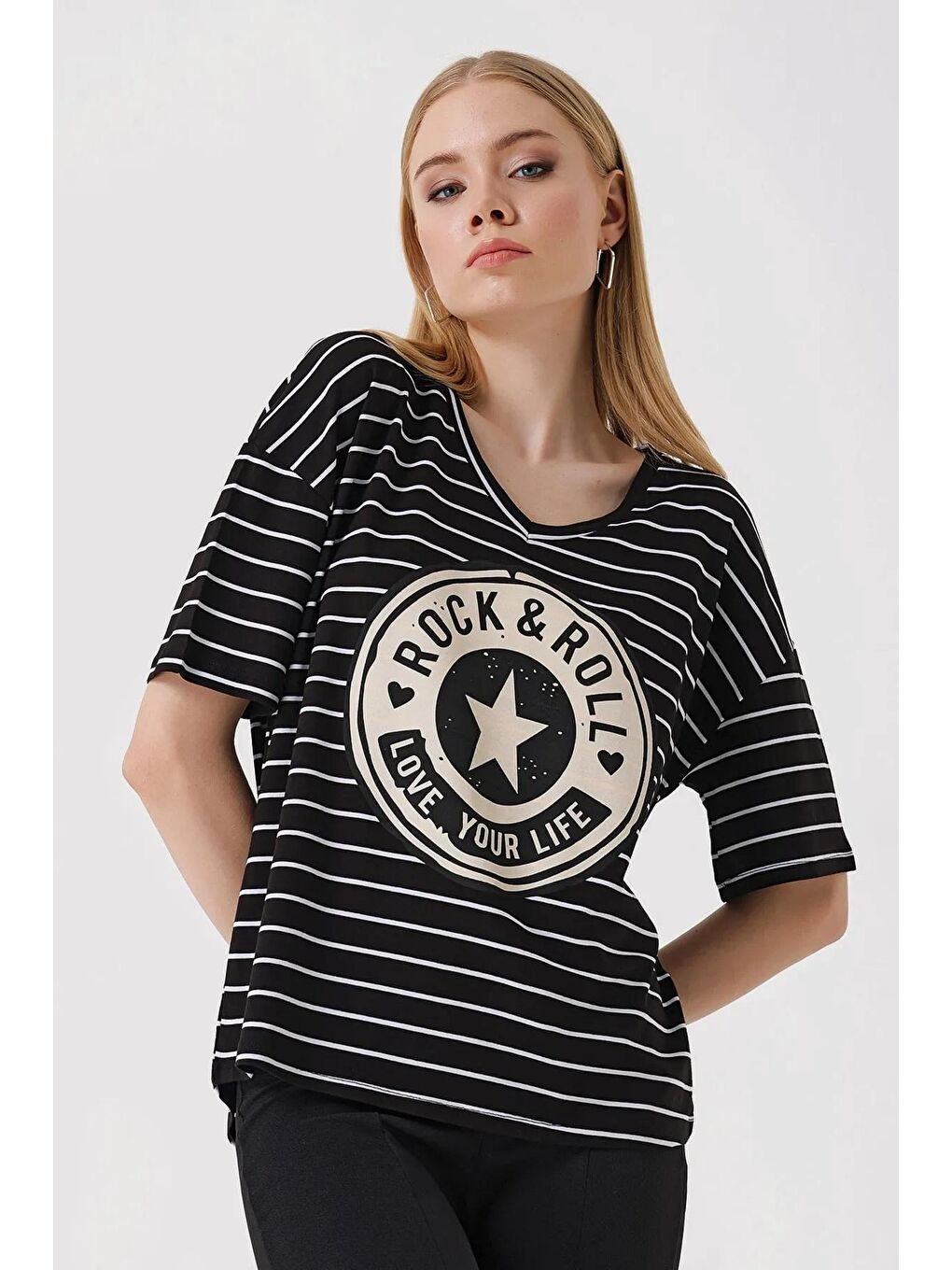 Kadın Siyah V Yaka Baskılı Çizgili Rahat Kalıp Hafif Oversize Tişört HZL23S-BD143031-1