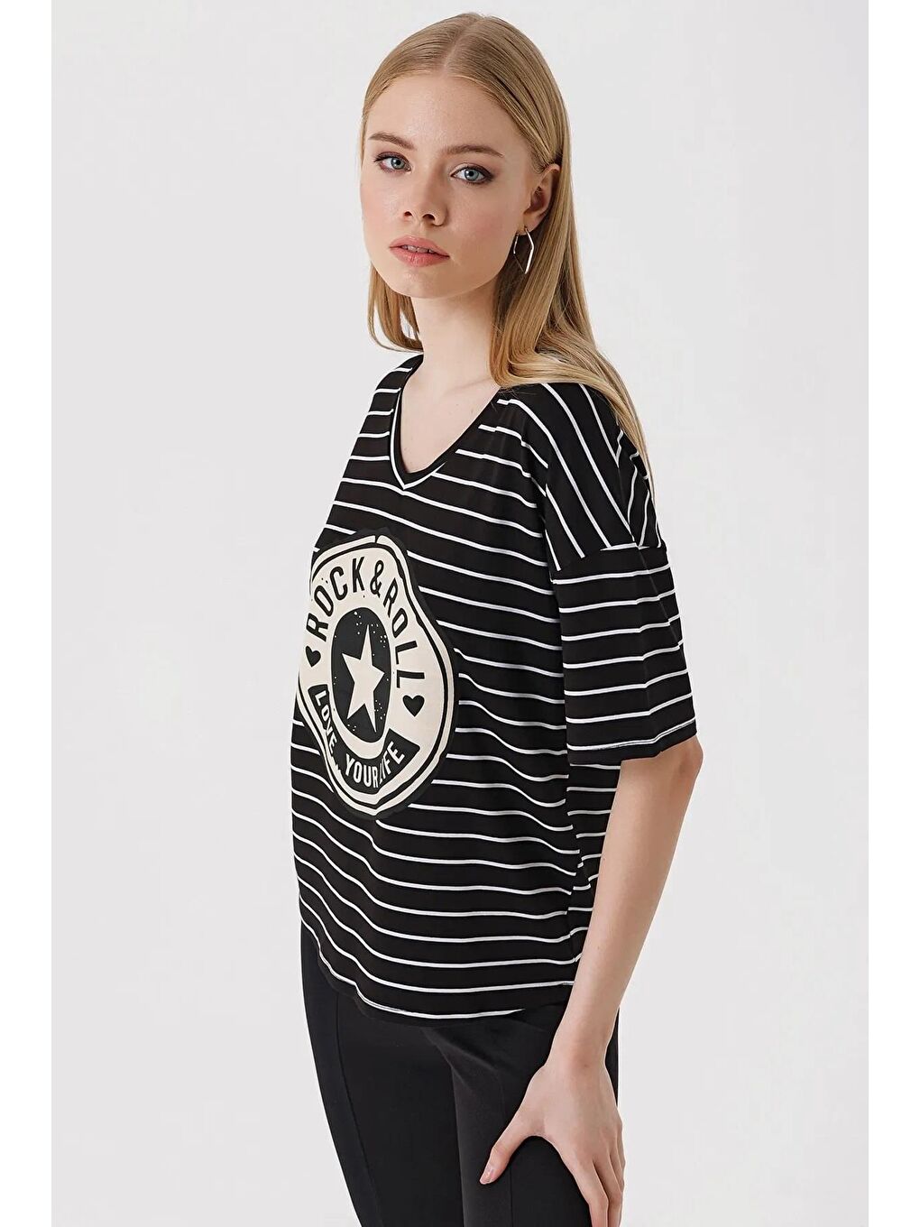 Kadın Siyah V Yaka Baskılı Çizgili Rahat Kalıp Hafif Oversize Tişört HZL23S-BD143031-2