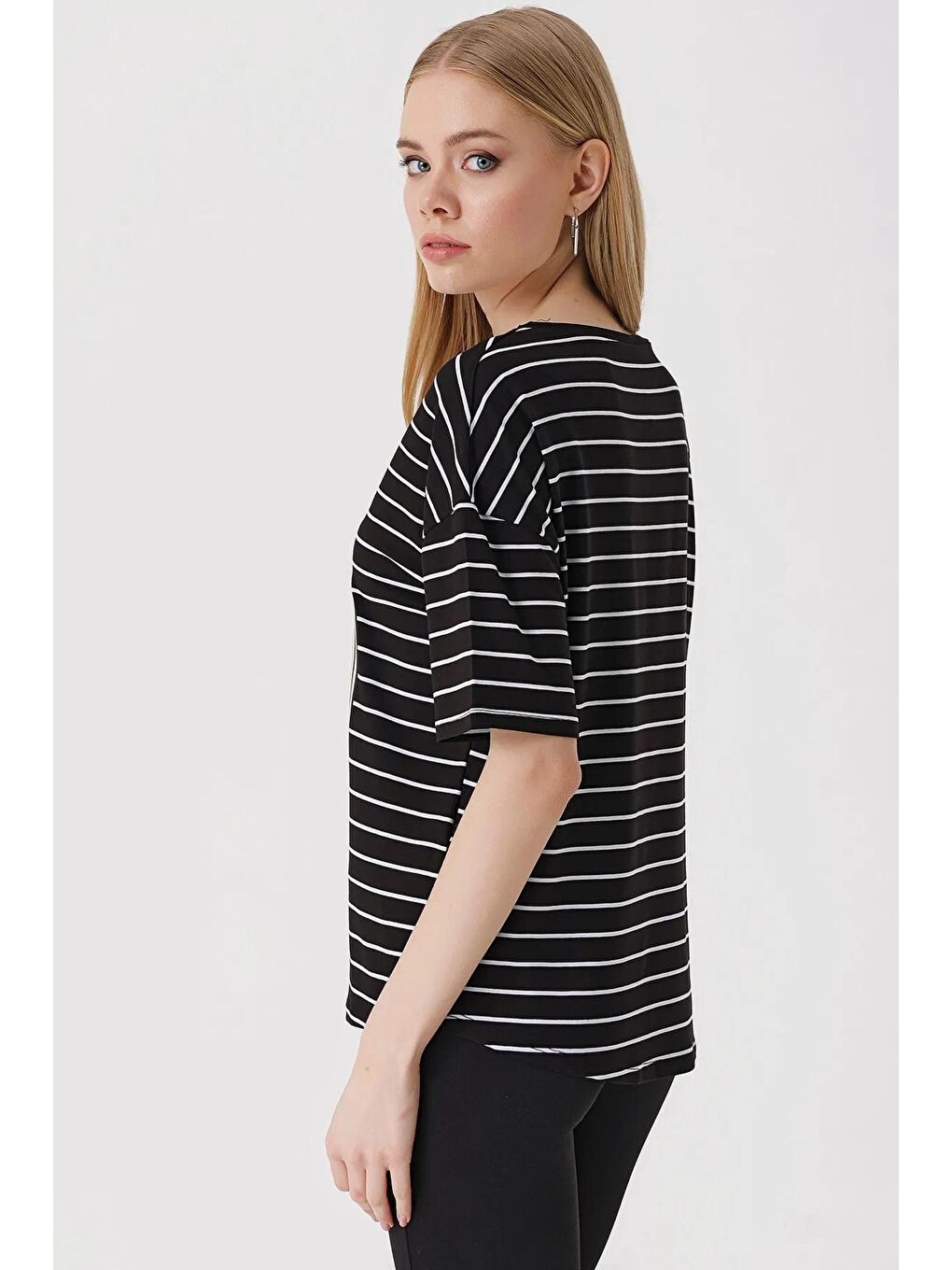 Kadın Siyah V Yaka Baskılı Çizgili Rahat Kalıp Hafif Oversize Tişört HZL23S-BD143031-3