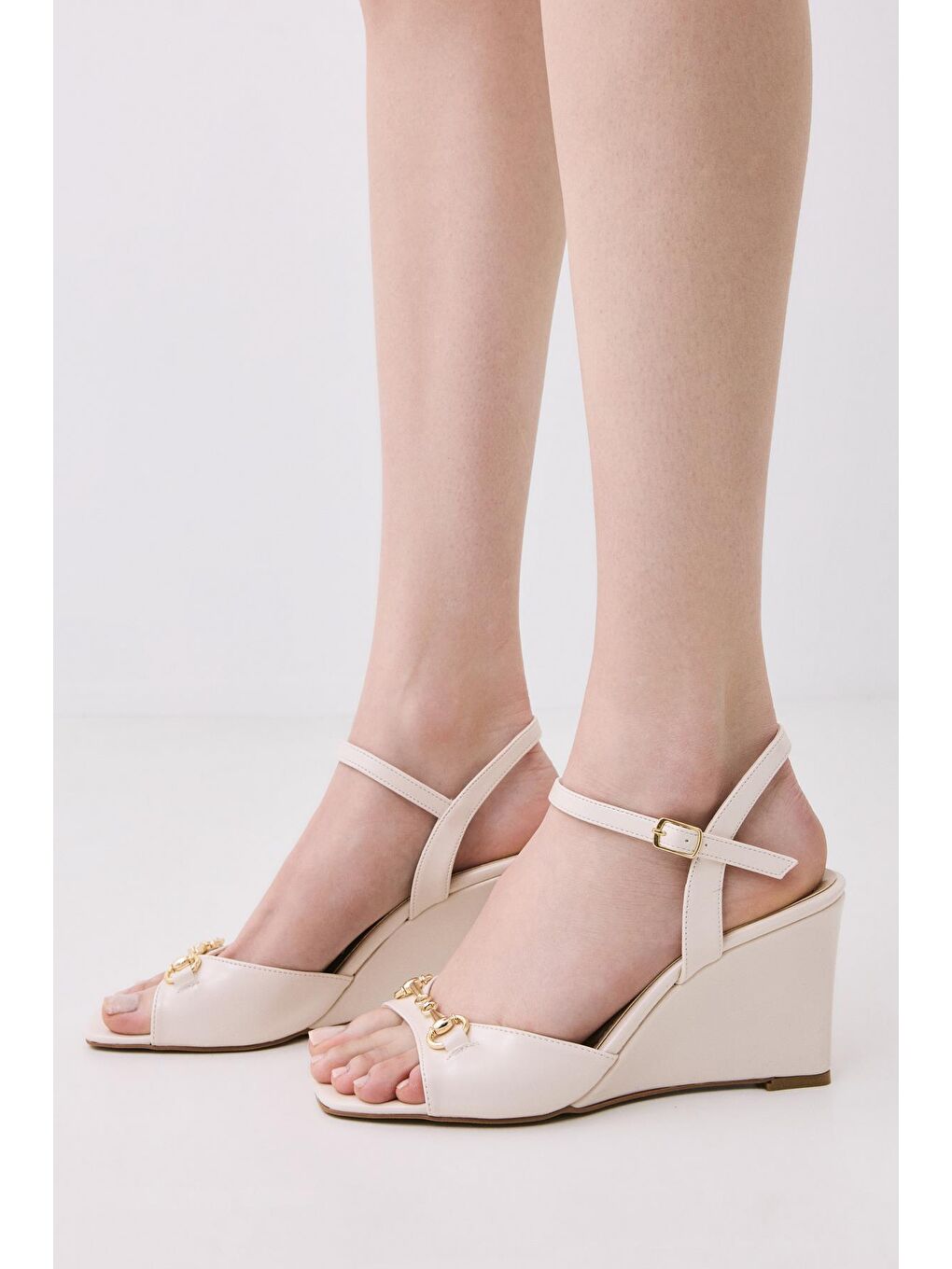 Kadın Bej Tokalı Dolgu Topuklu Sandalet