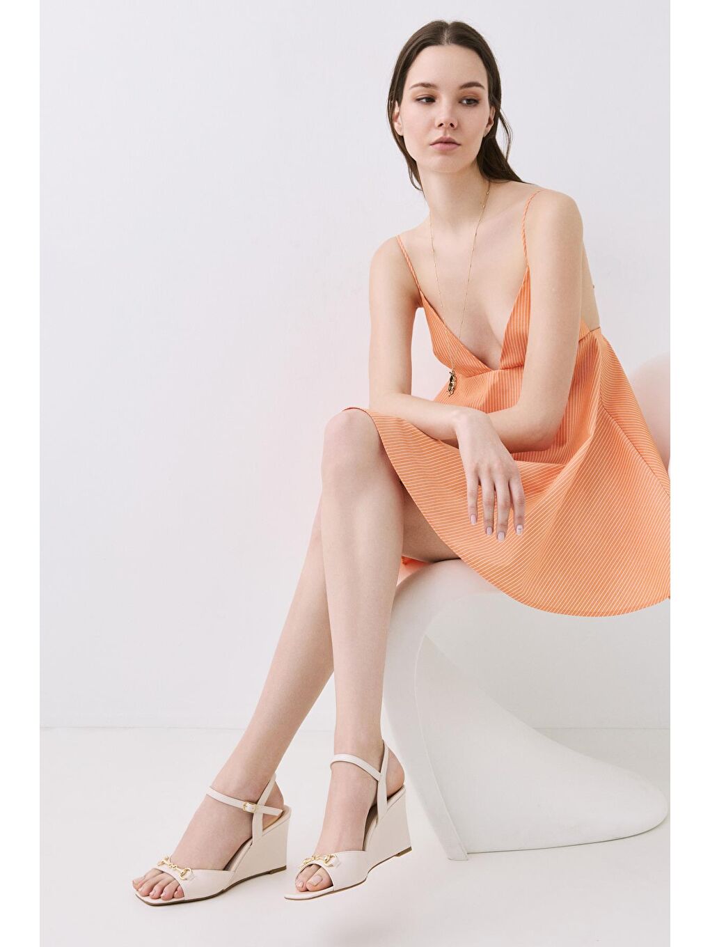 Kadın Bej Tokalı Dolgu Topuklu Sandalet-1