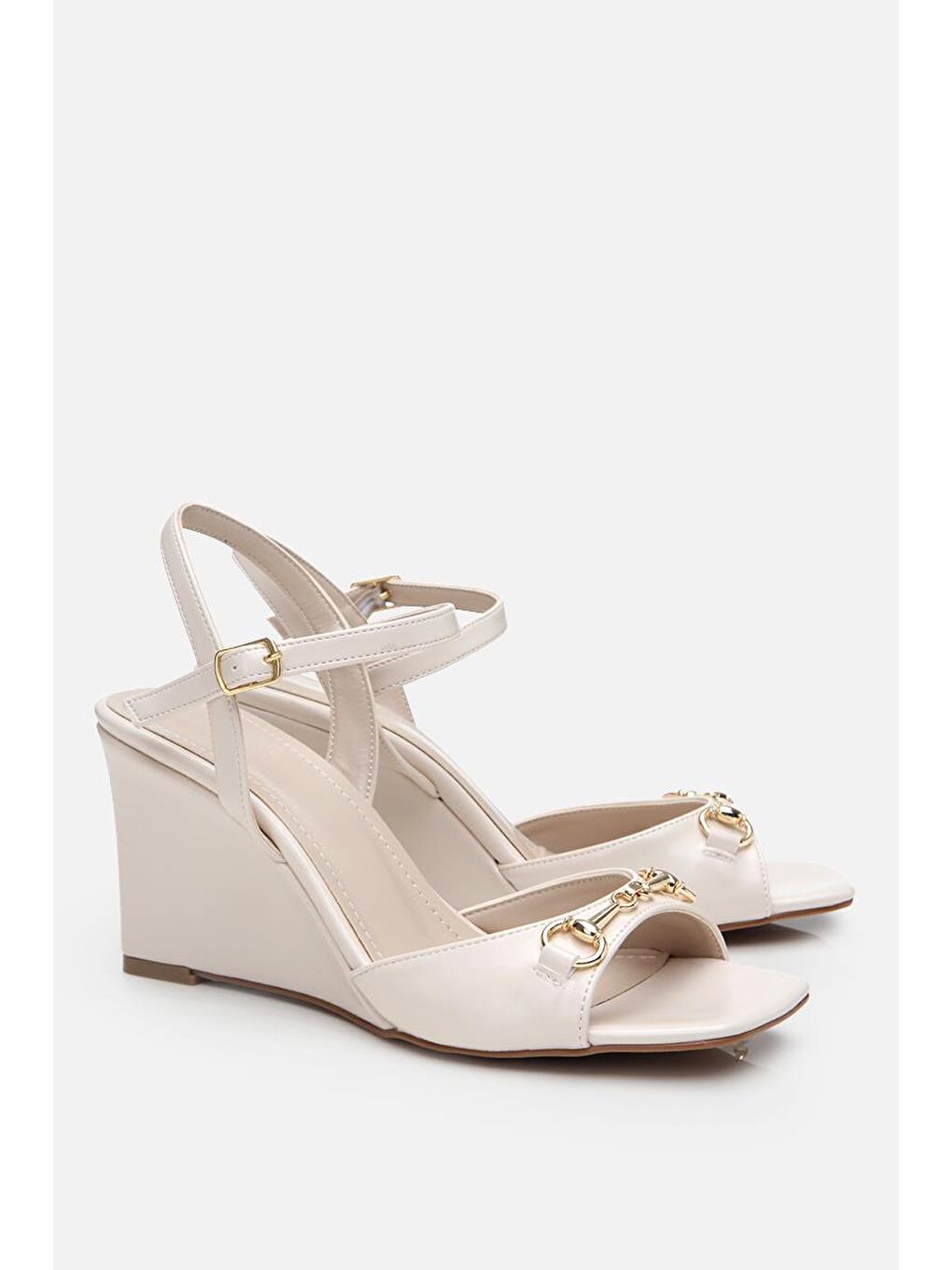 Kadın Bej Tokalı Dolgu Topuklu Sandalet-3