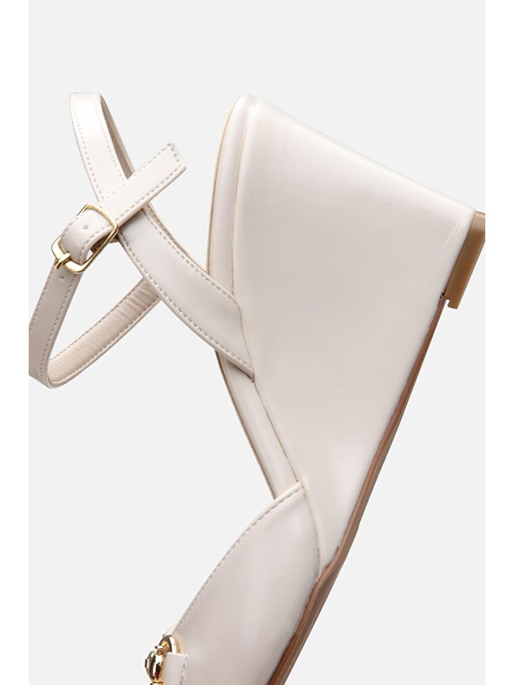 Kadın Bej Tokalı Dolgu Topuklu Sandalet-6