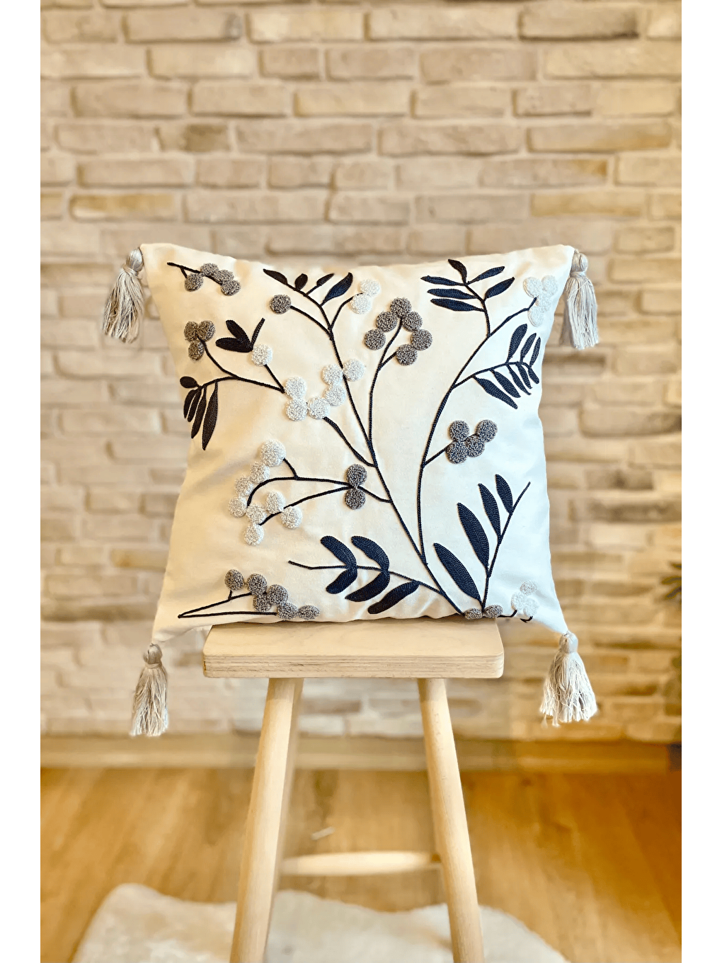 Gri Punch İşlemeli Tekli Dekoratif Özel Tasarım Kırlent Kılıfı (panç)