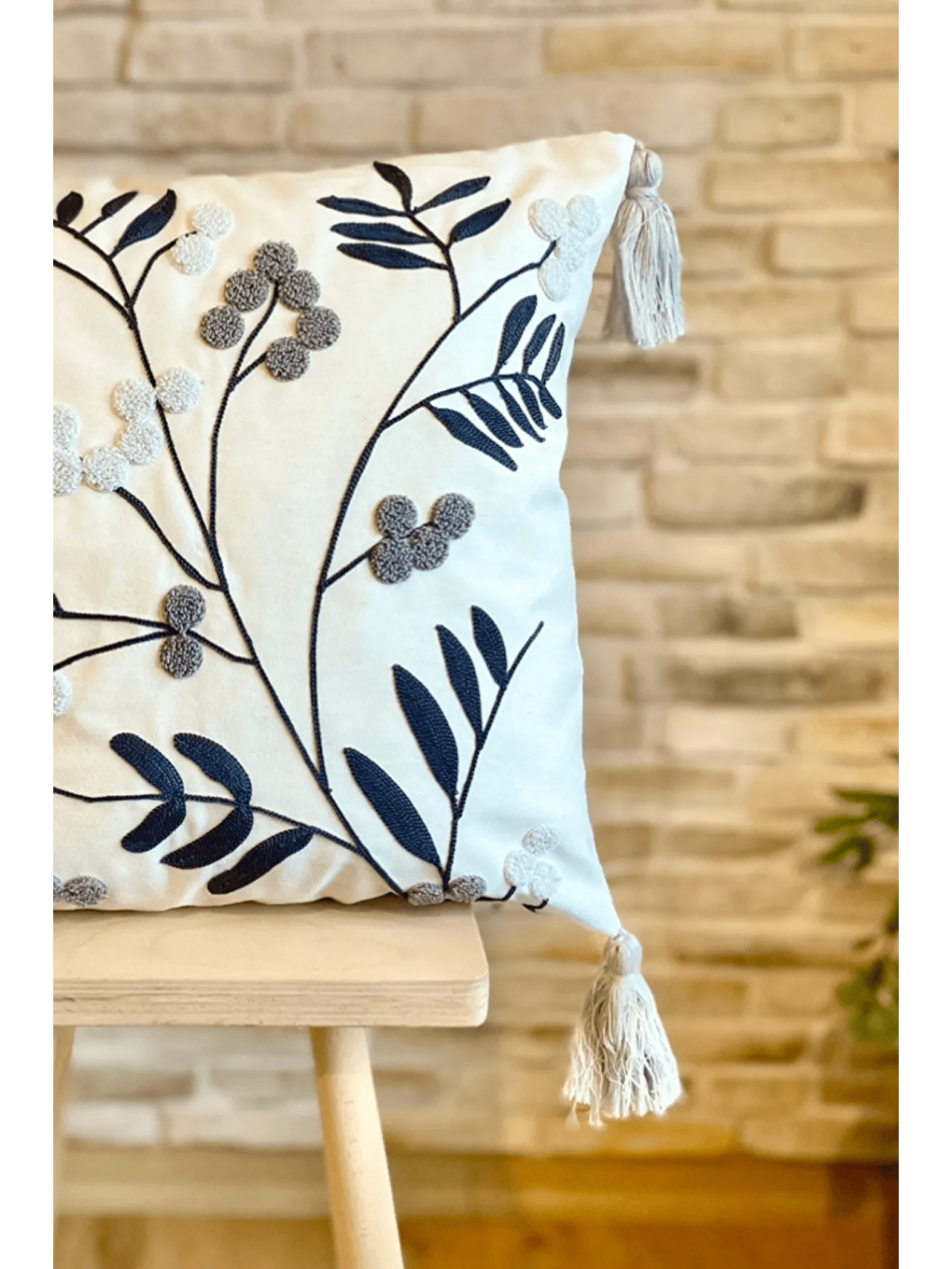 Gri Punch İşlemeli Tekli Dekoratif Özel Tasarım Kırlent Kılıfı (panç)-2