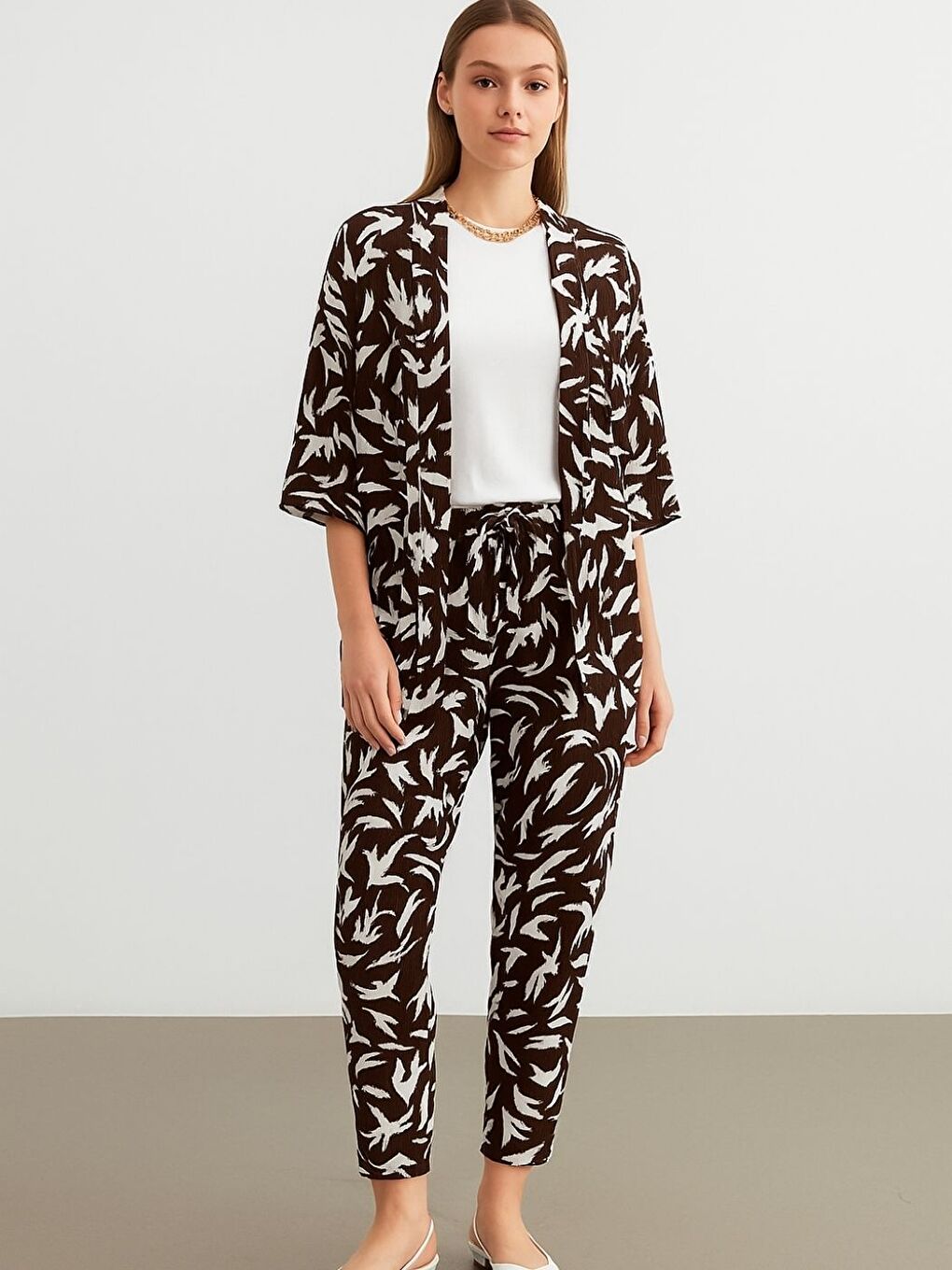 Kadın Kahverengi Beyaz Desenli Kimono Gömlek Pantolon Takım