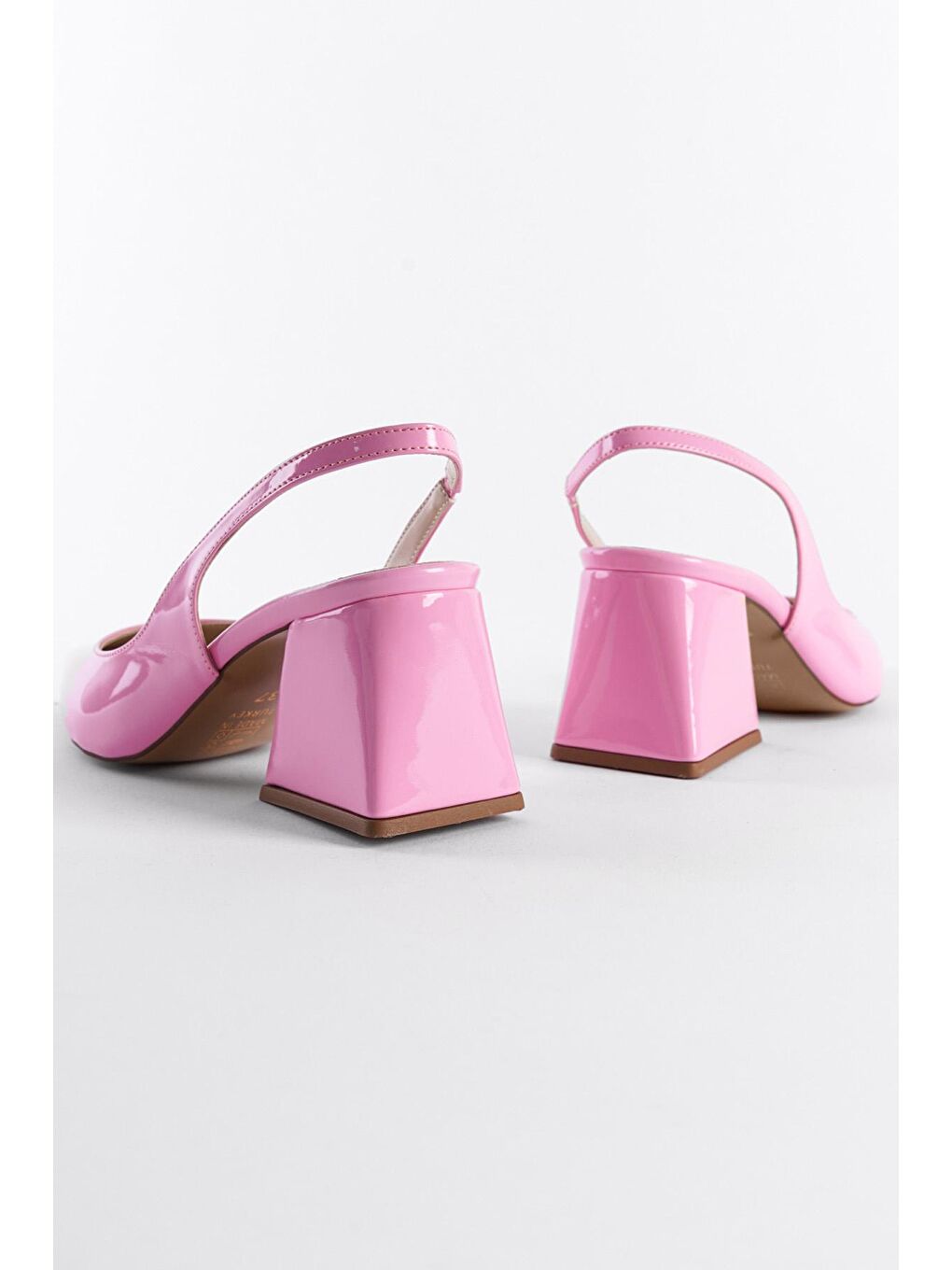 Pembe Arkası Açık Sivri Burunlu Orta Topuklu  Rugan Kadın Ayakkabı-2