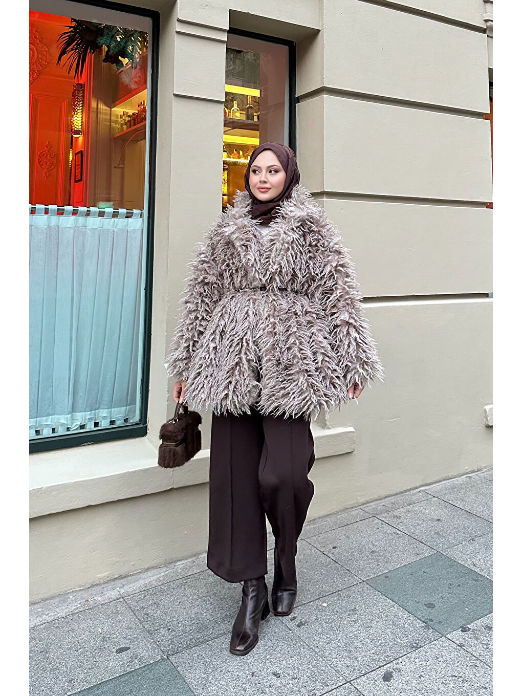 Bej Kadın Kemer Detay Kısa Kürk Kaban Taş-2