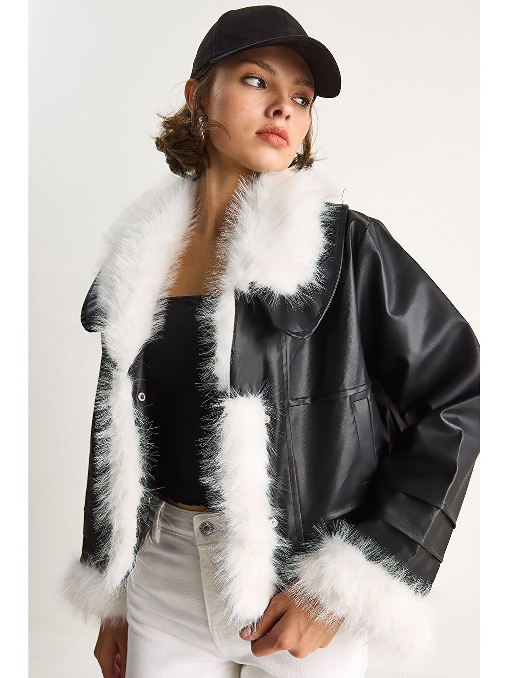 Siyah Kadın Yakası Ve Kolları Kürklü Suni Deri Ceket