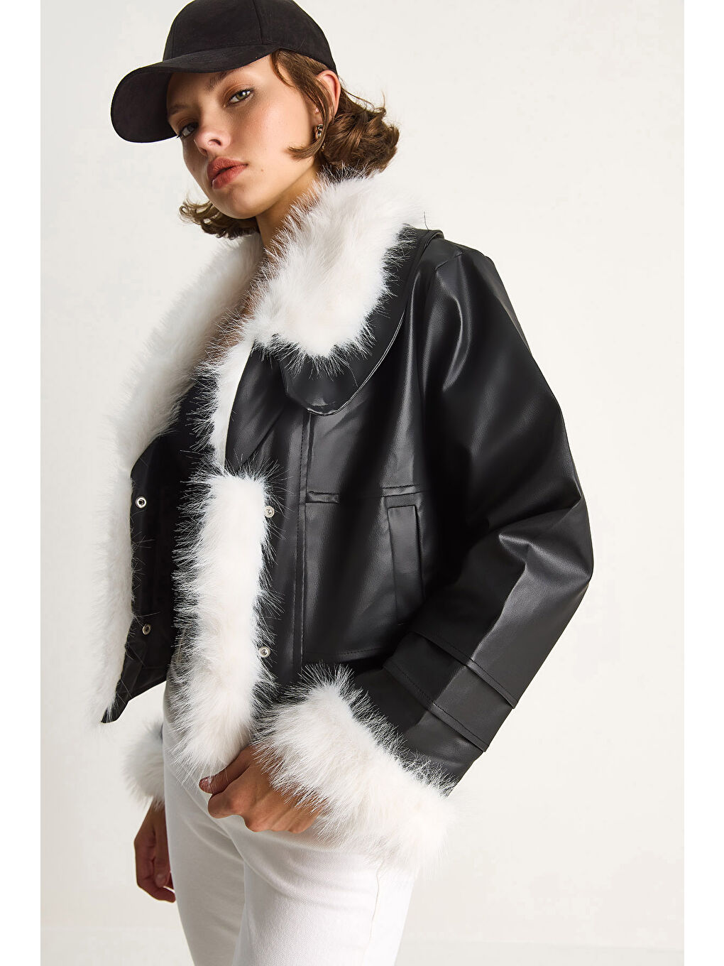 Siyah Kadın Yakası Ve Kolları Kürklü Suni Deri Ceket-1