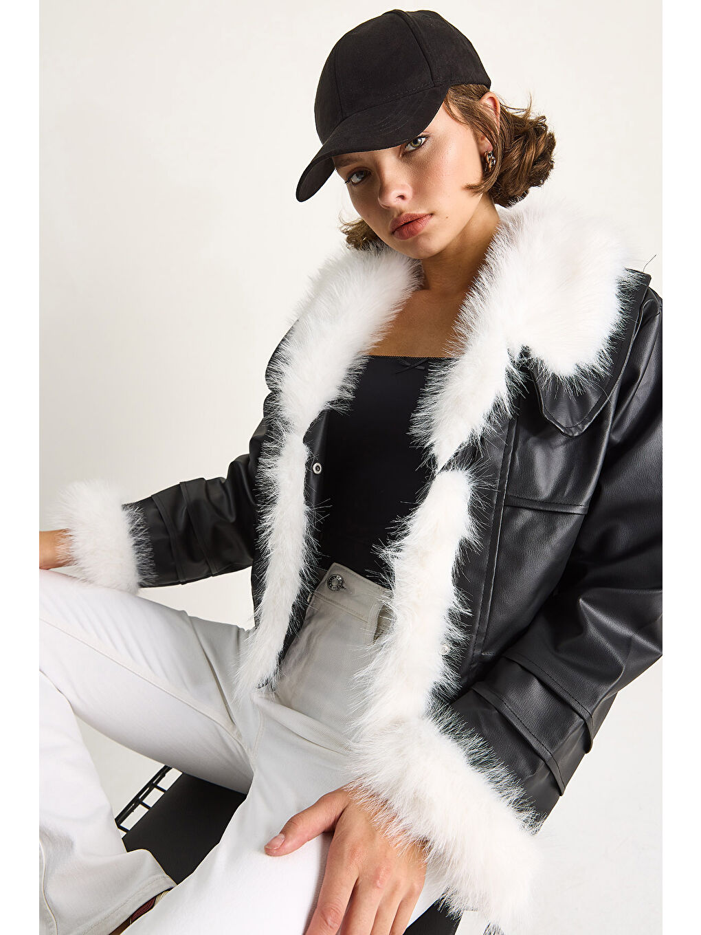 Siyah Kadın Yakası Ve Kolları Kürklü Suni Deri Ceket-2
