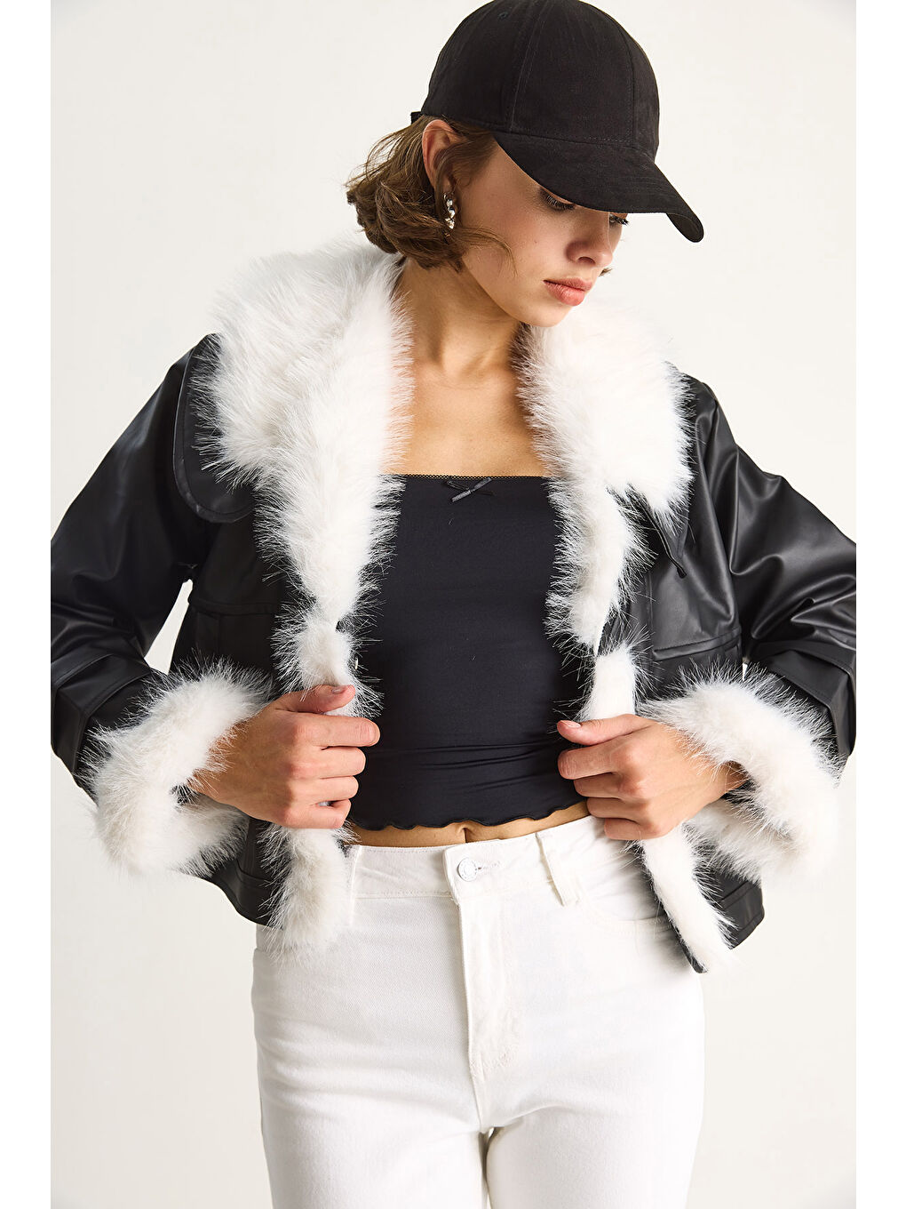 Siyah Kadın Yakası Ve Kolları Kürklü Suni Deri Ceket-4