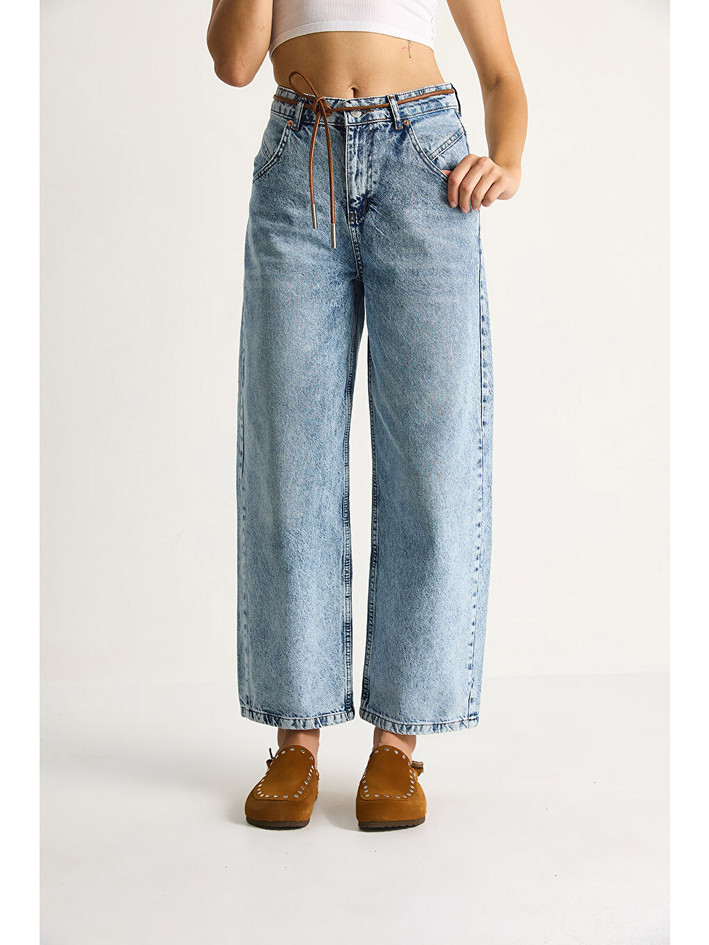 Beyaz Kadın Geniş Paça Yüksek Bel Deri İp Kemerli Denim Pantolon-4