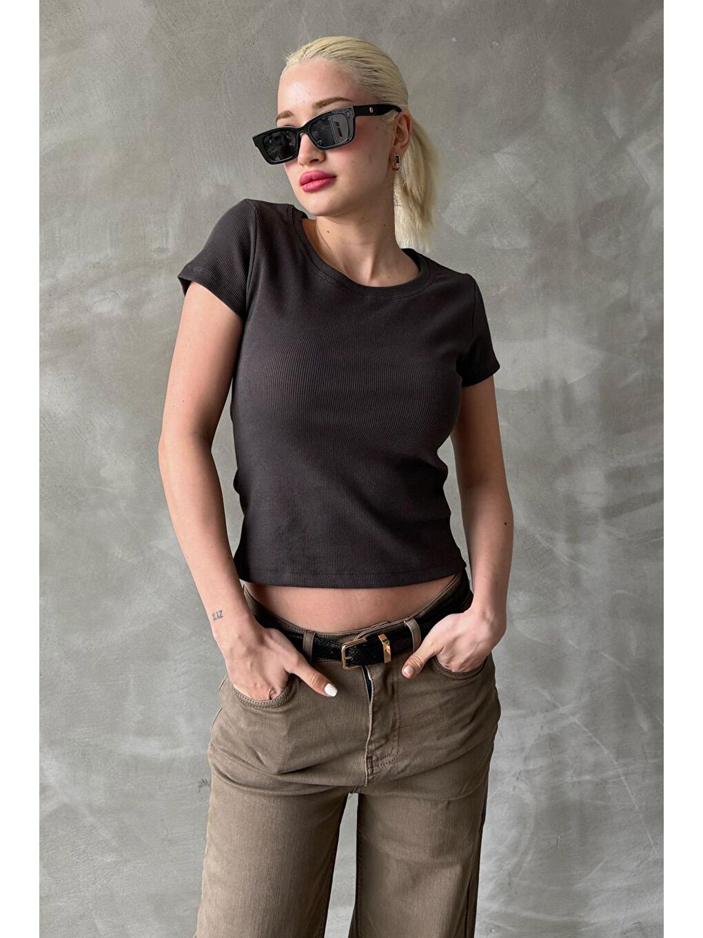 Gri Füme Geniş Yaka Fittili Basic Kadın T-Shirt Mg2293-1