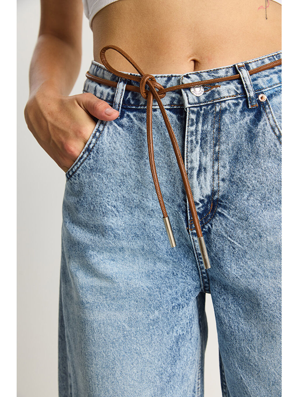 Beyaz Kadın Geniş Paça Yüksek Bel Deri İp Kemerli Denim Pantolon-5