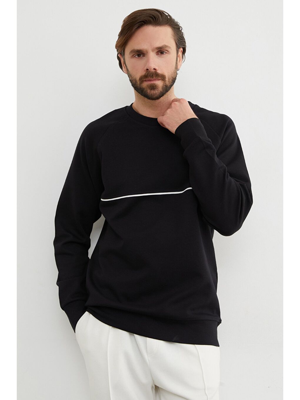 Siyah Kontrast Biye Detaylı Bisiklet Yaka Sweatshirt