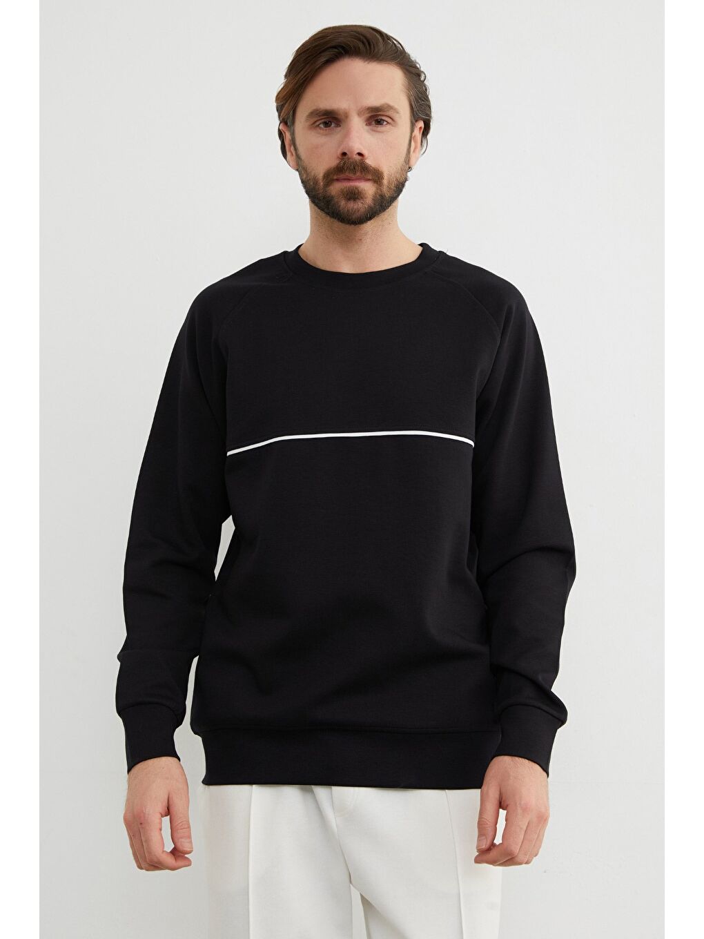 Siyah Kontrast Biye Detaylı Bisiklet Yaka Sweatshirt-1