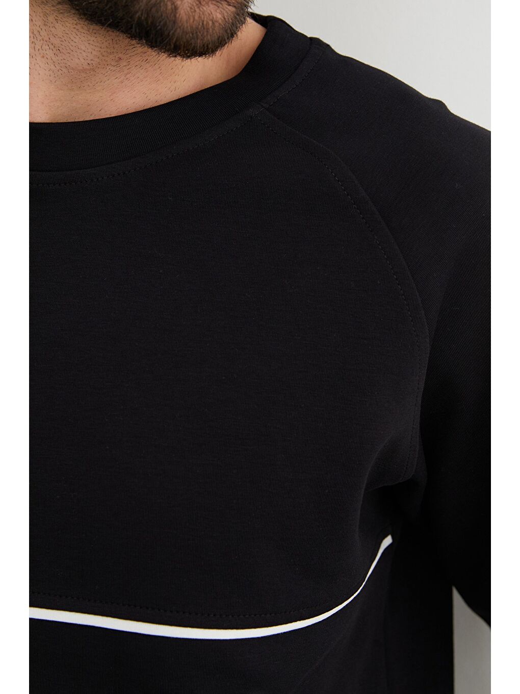 Siyah Kontrast Biye Detaylı Bisiklet Yaka Sweatshirt-3