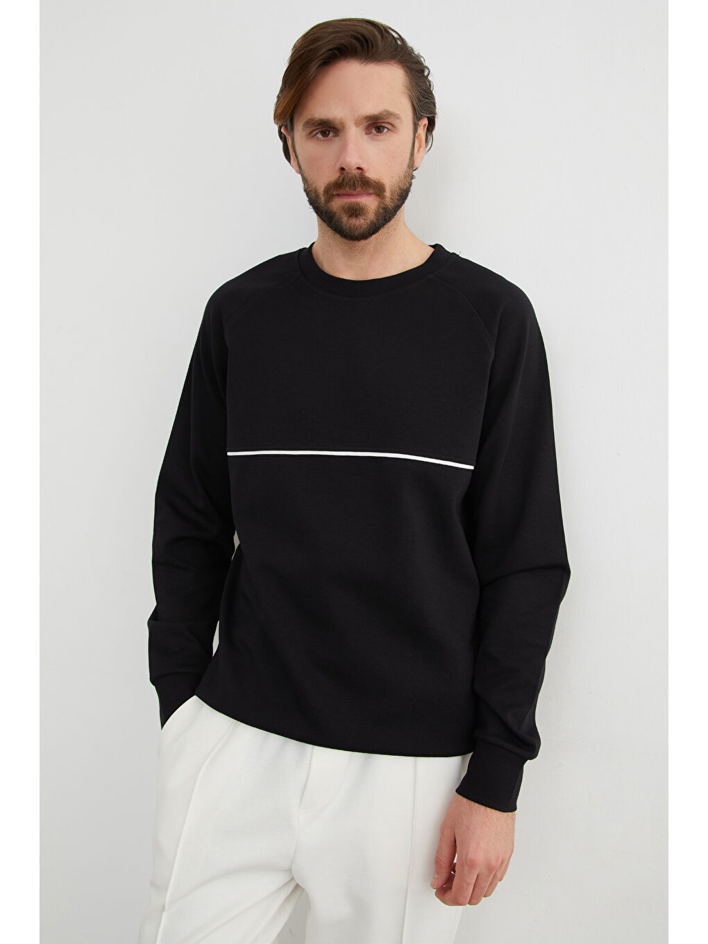 Siyah Kontrast Biye Detaylı Bisiklet Yaka Sweatshirt-4