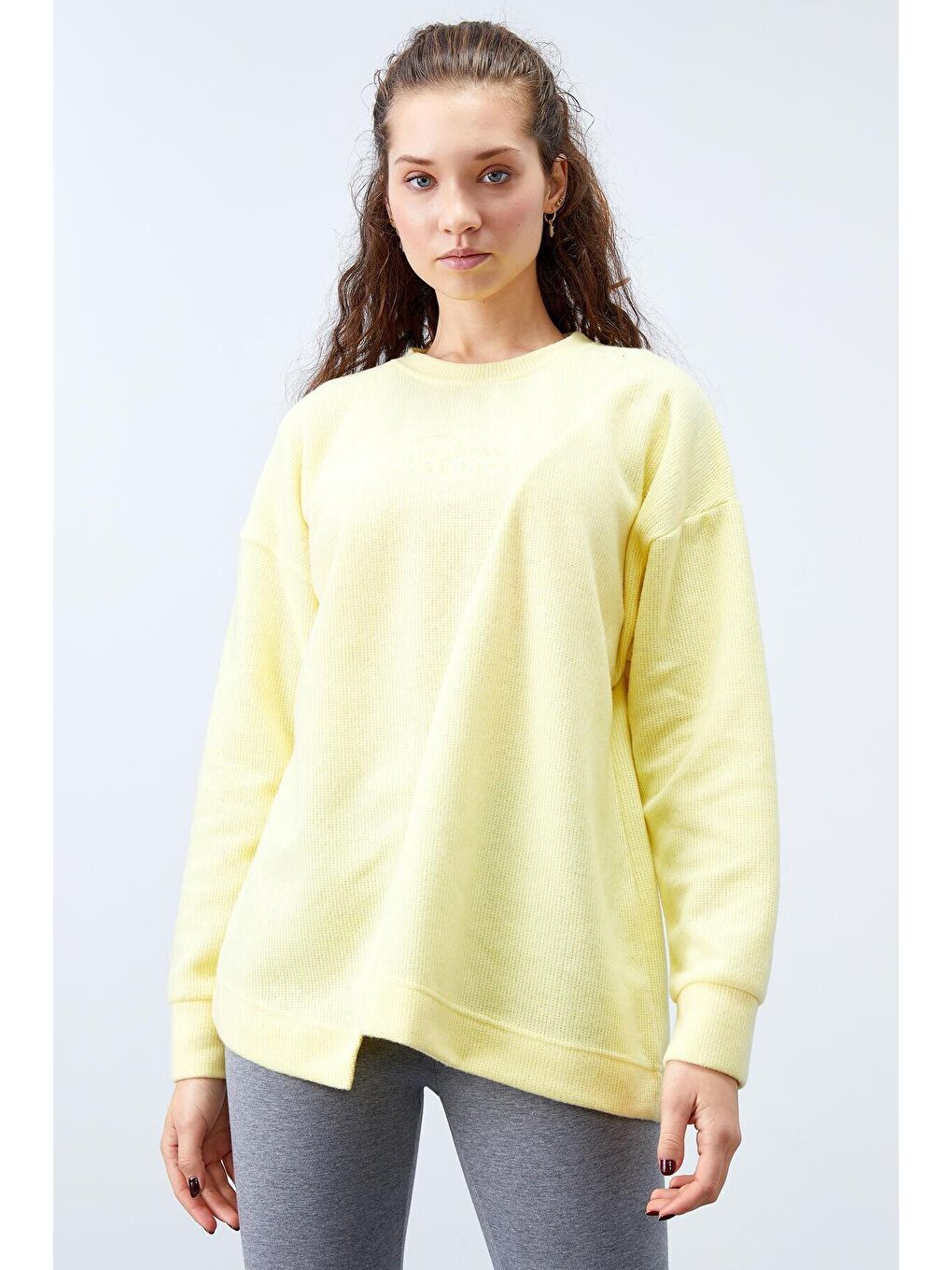 TOMMYLIFE Sarı Limon Asimetrik Kesim Bisiklet Yaka Selanik Kadın Oversize Sweatshirt - 97191 - 2