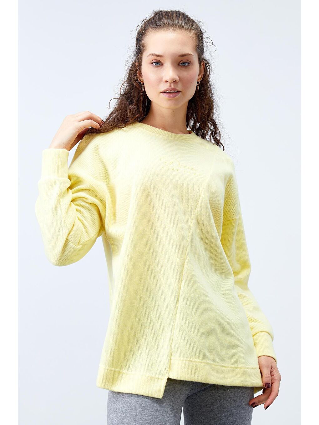 TOMMYLIFE Sarı Limon Asimetrik Kesim Bisiklet Yaka Selanik Kadın Oversize Sweatshirt - 97191 - 4