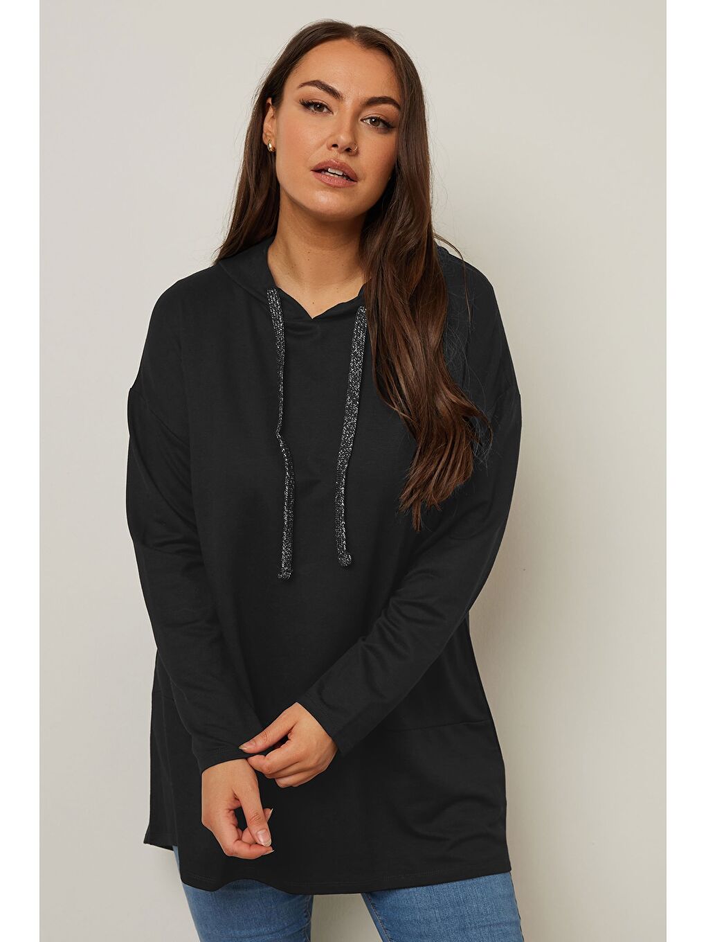 Siyah Büyük Beden Kapüşonlu Uzun Kollu Asimetrik Kesim Uzun Sweatshirt 304048