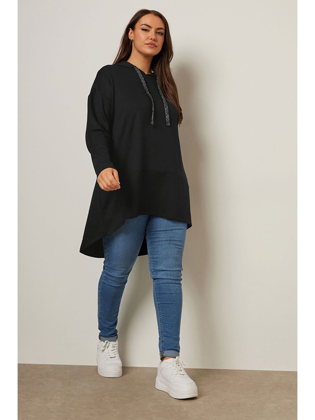 Siyah Büyük Beden Kapüşonlu Uzun Kollu Asimetrik Kesim Uzun Sweatshirt 304048-1