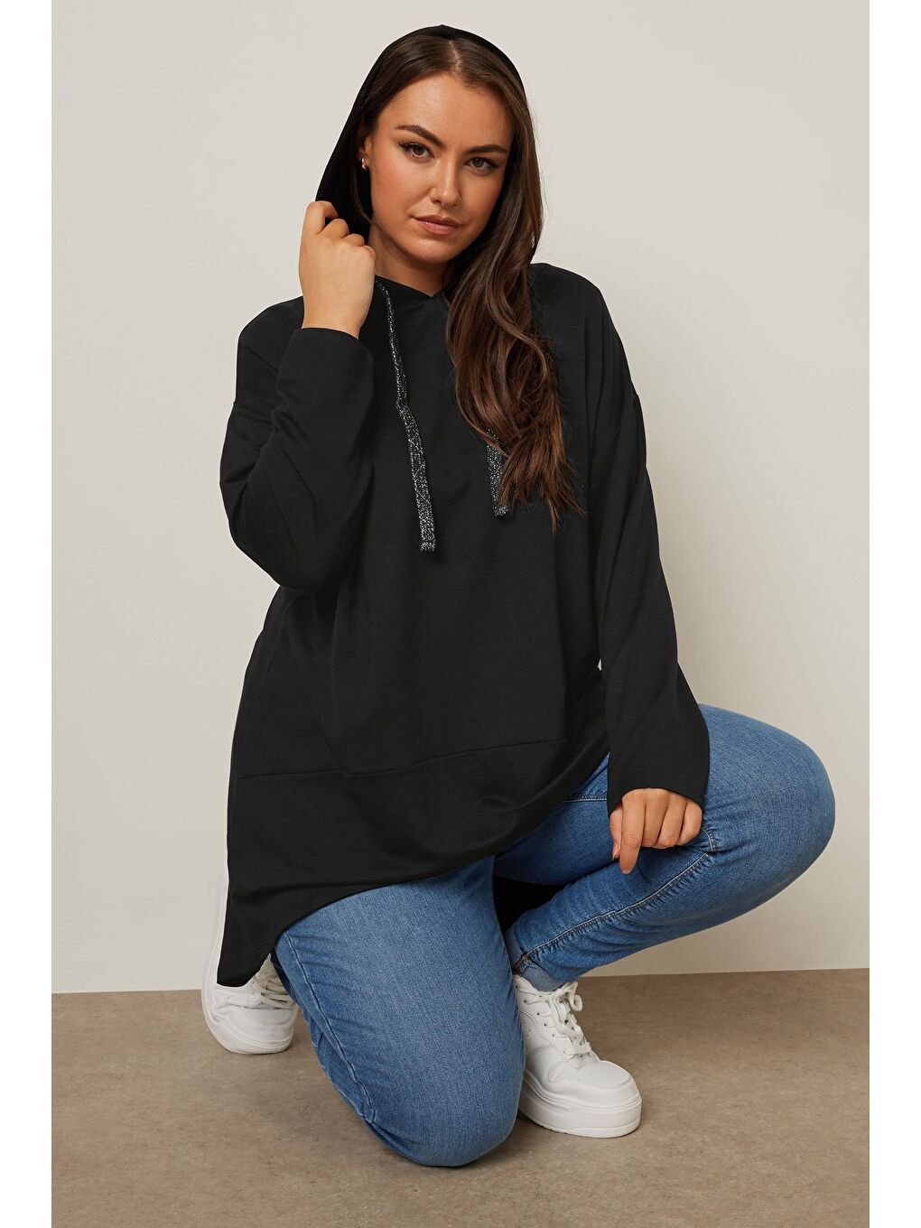Siyah Büyük Beden Kapüşonlu Uzun Kollu Asimetrik Kesim Uzun Sweatshirt 304048-3