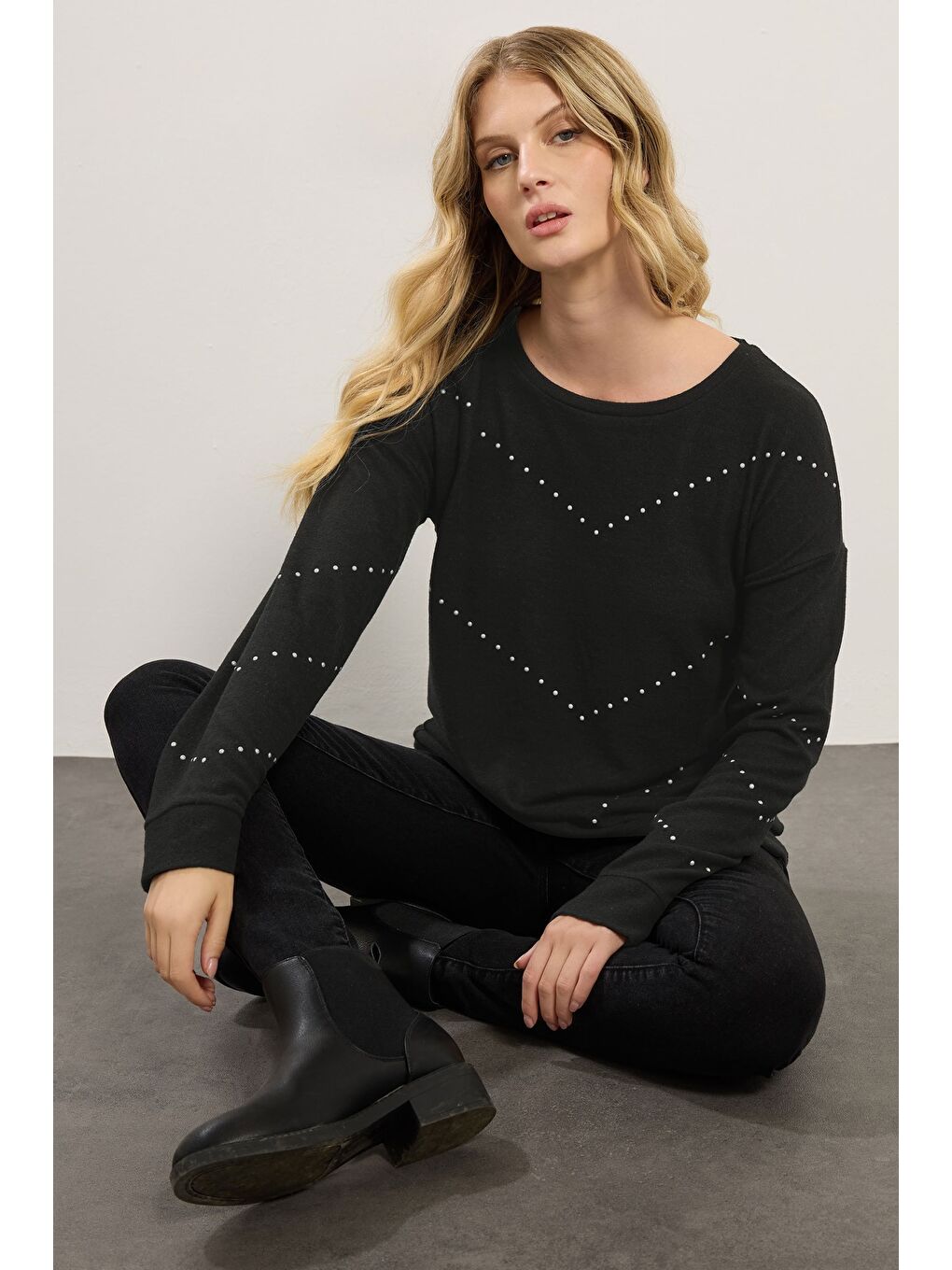 Siyah Büyük Beden Bisiklet Yaka Uzun Kollu Taşlı İnce Sweatshirt 356682-3