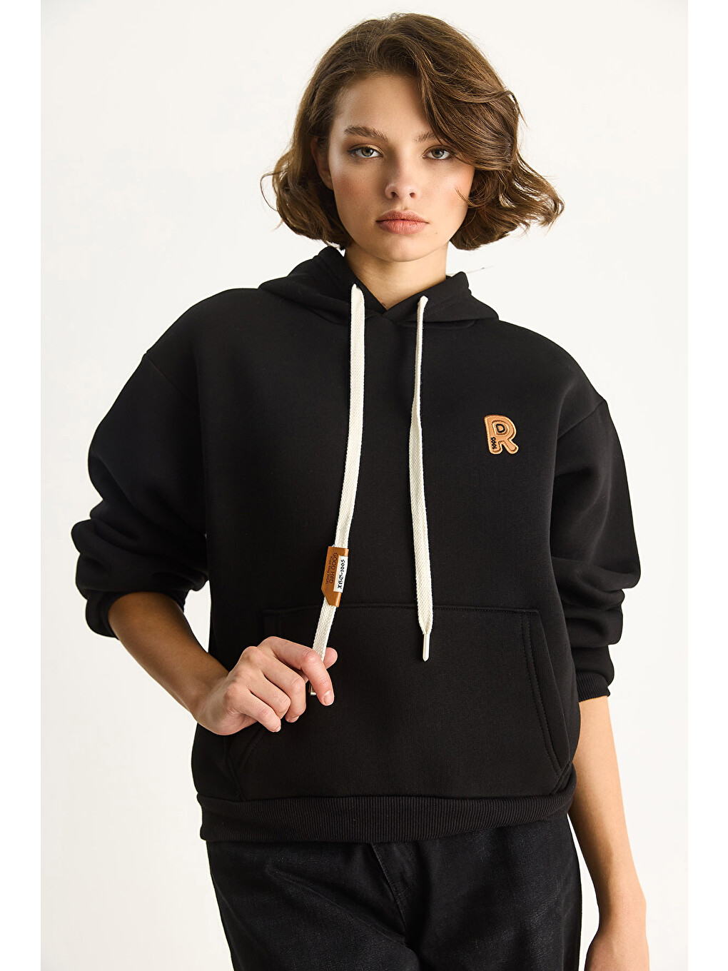 Siyah Kadın Nakış İşlemeli Kanguru Cepli Kapüşonlu Şardonlu Salaş Sweatshirt-4