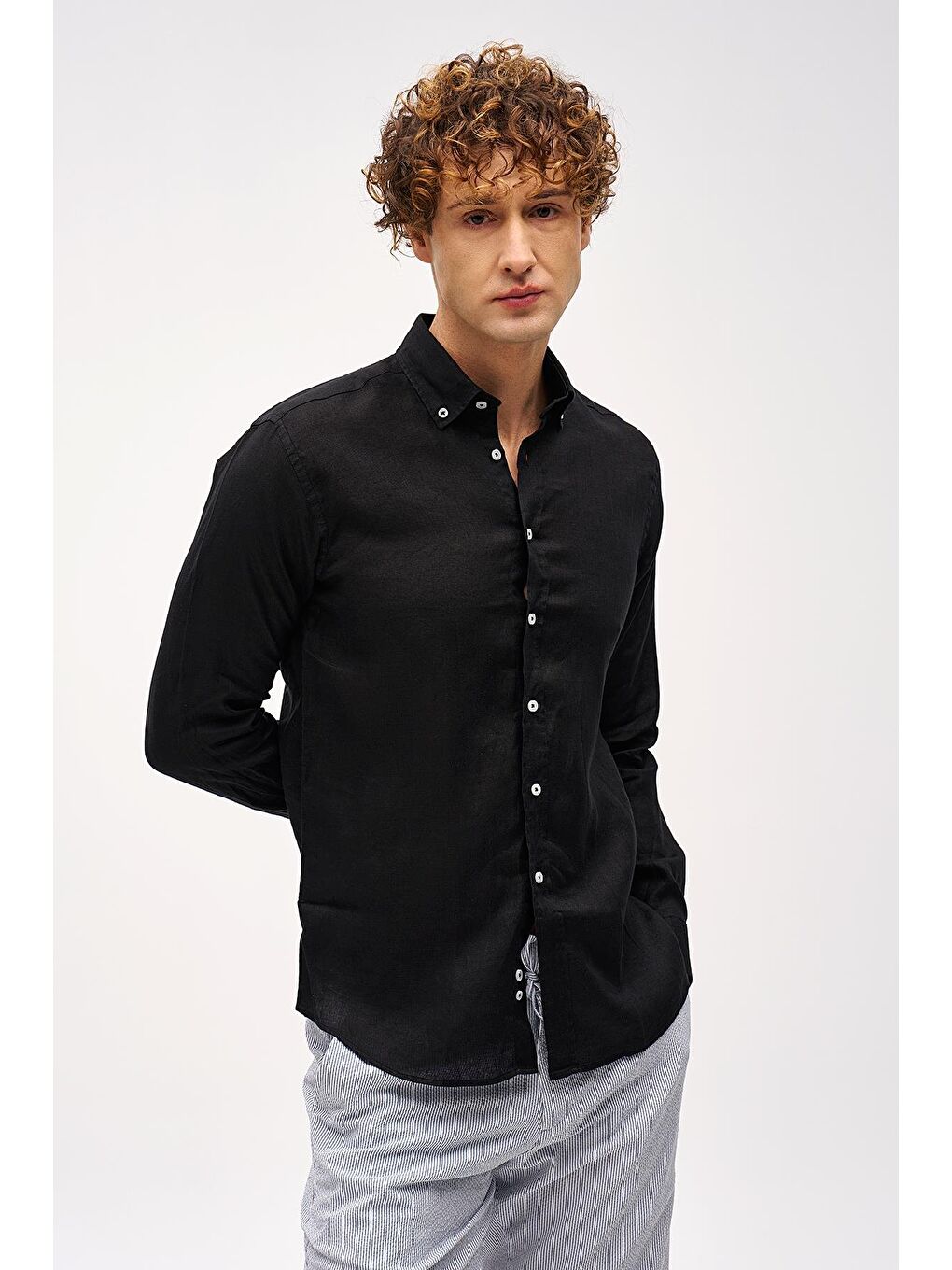 Siyah Dynamic Fit Düğmeli Yaka Düz Uzun Kollu Cepsiz %100 Keten Gömlek