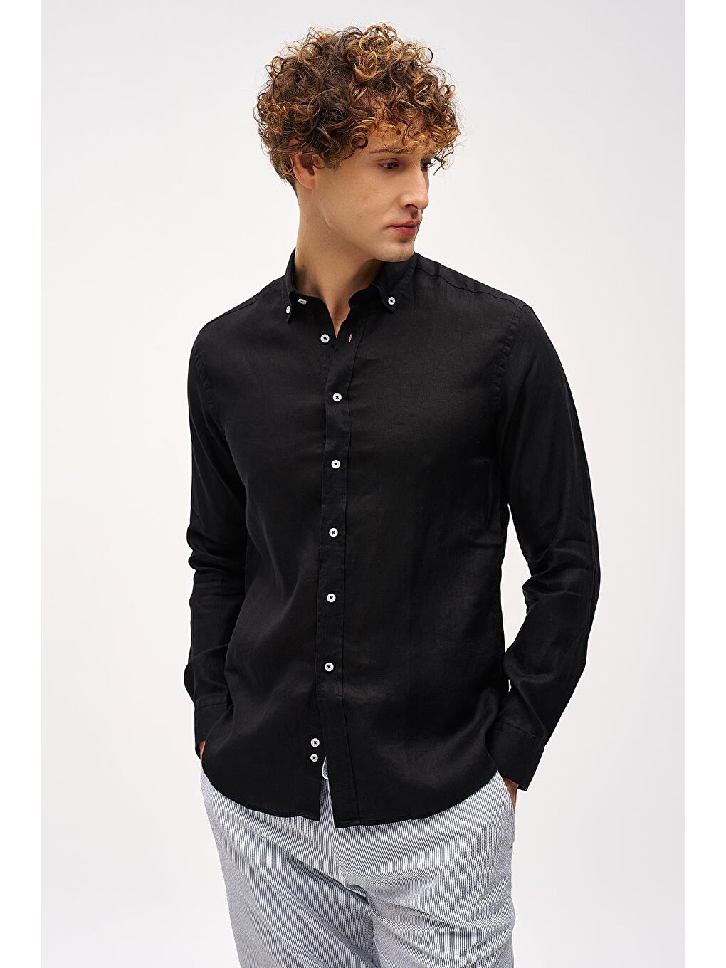 Siyah Dynamic Fit Düğmeli Yaka Düz Uzun Kollu Cepsiz %100 Keten Gömlek-1