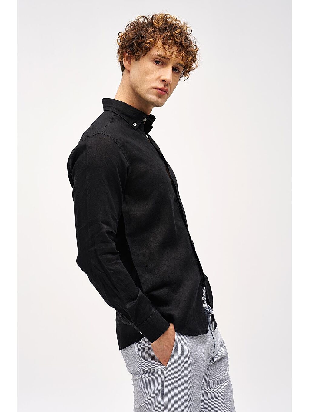 Siyah Dynamic Fit Düğmeli Yaka Düz Uzun Kollu Cepsiz %100 Keten Gömlek-3