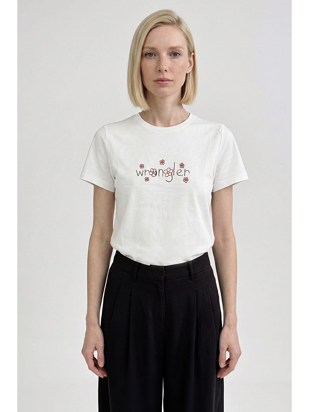 Beyaz %100 Pamuk Regular Fit Normal Kesim Bisiklet Yaka Logo Detaylı Tişört