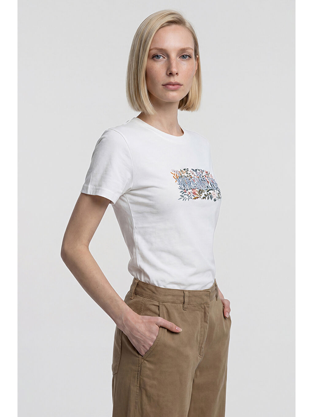 Beyaz %100 Pamuk Relaxed Fit Rahat Kesim Bisiklet Yaka Logo Detaylı Tişört