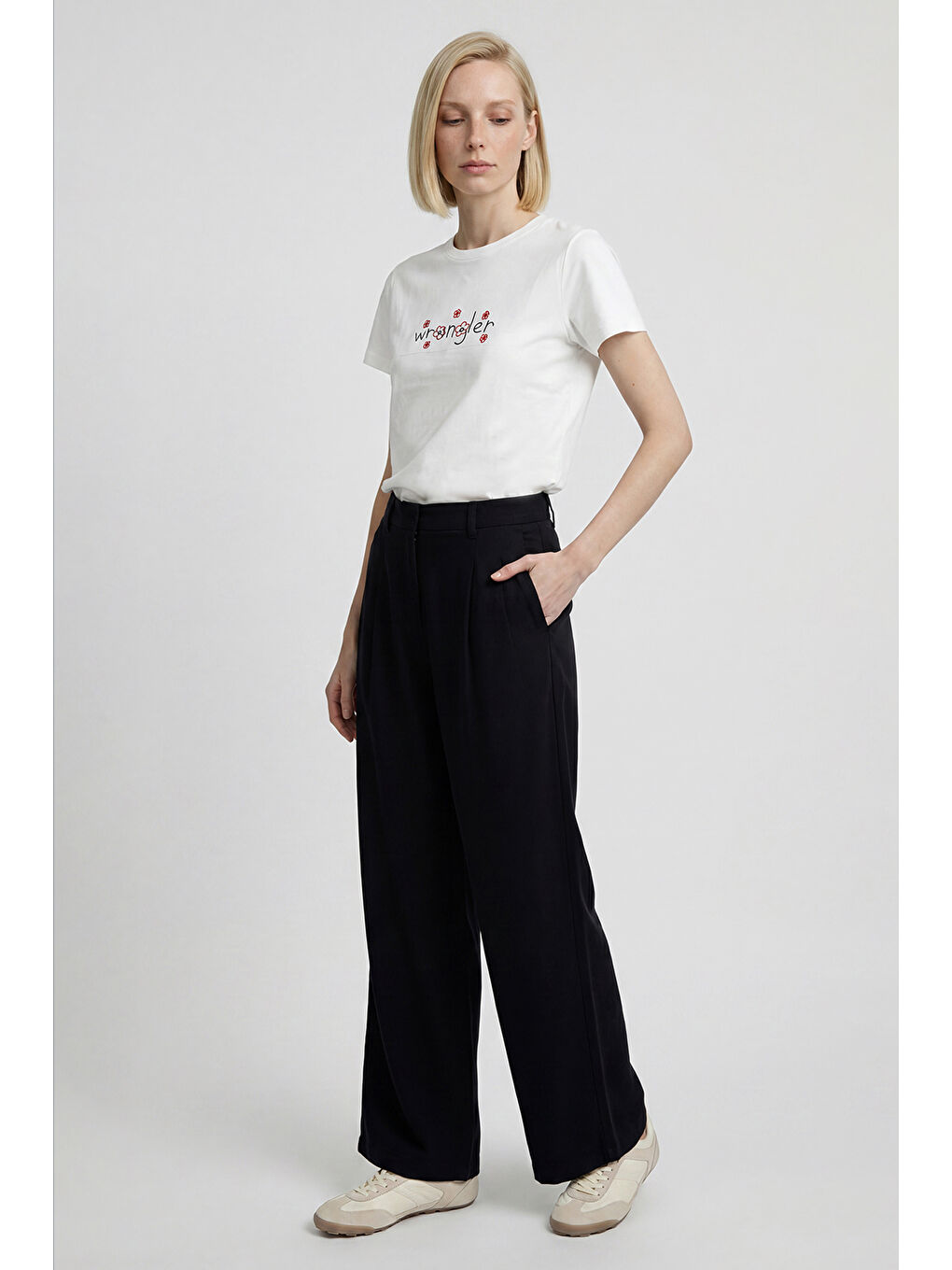 Beyaz %100 Pamuk Regular Fit Normal Kesim Bisiklet Yaka Logo Detaylı Tişört-1