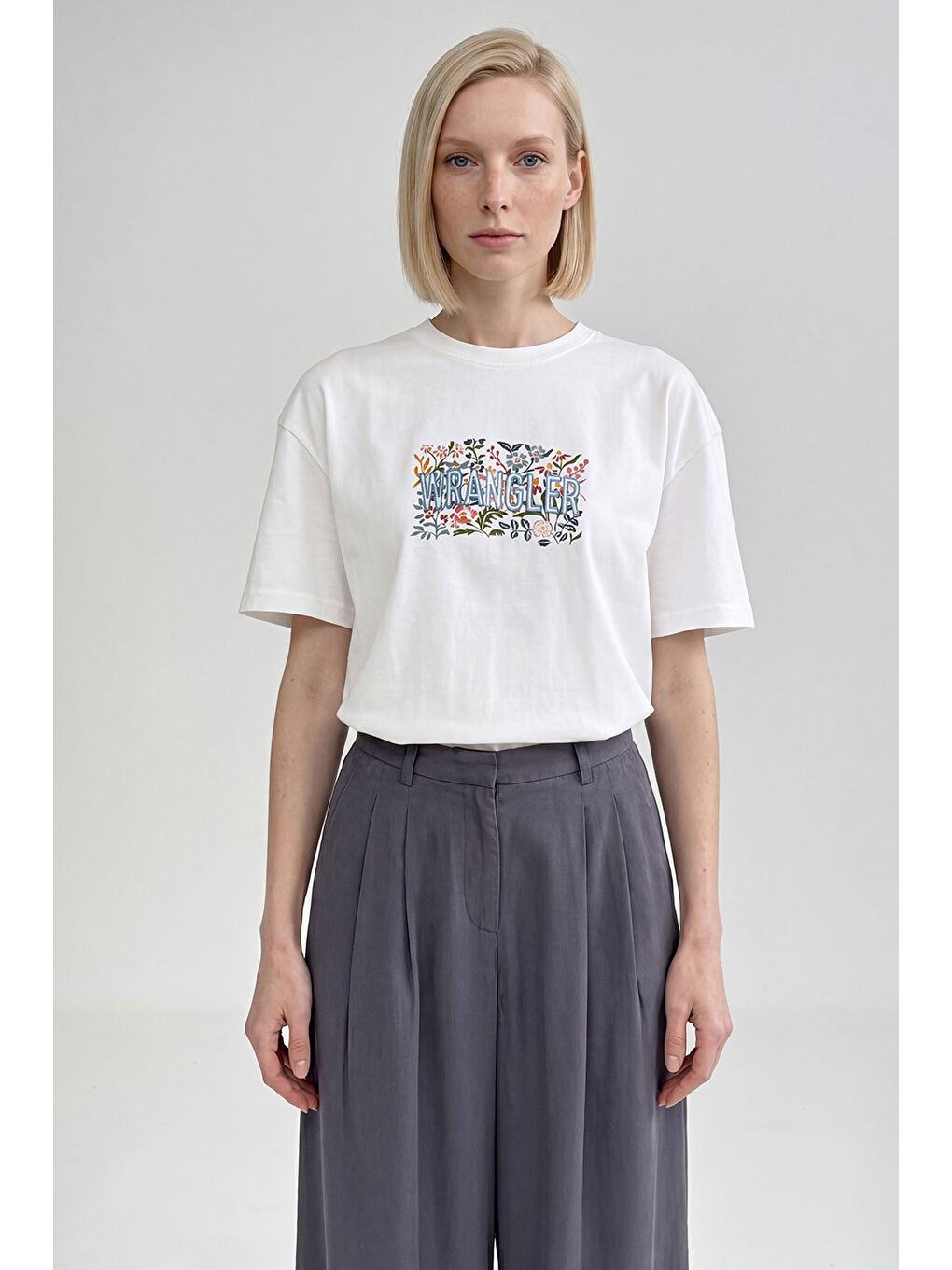 Beyaz %100 Pamuk Relaxed Fit Rahat Kesim Bisiklet Yaka Logo Detaylı Tişört-1