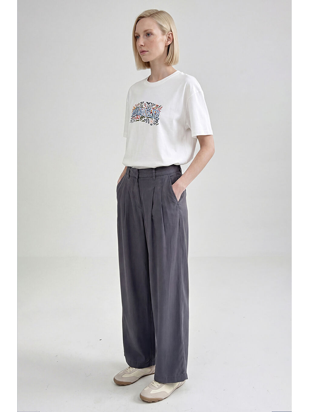 Beyaz %100 Pamuk Relaxed Fit Rahat Kesim Bisiklet Yaka Logo Detaylı Tişört-2