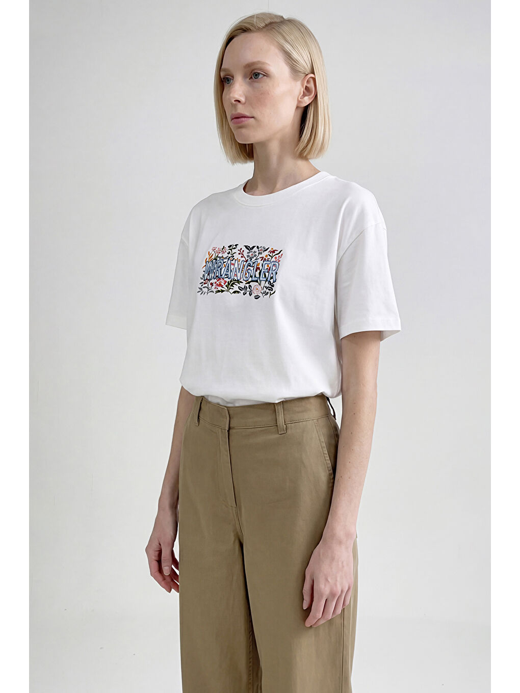 Beyaz %100 Pamuk Relaxed Fit Rahat Kesim Bisiklet Yaka Logo Detaylı Tişört-3