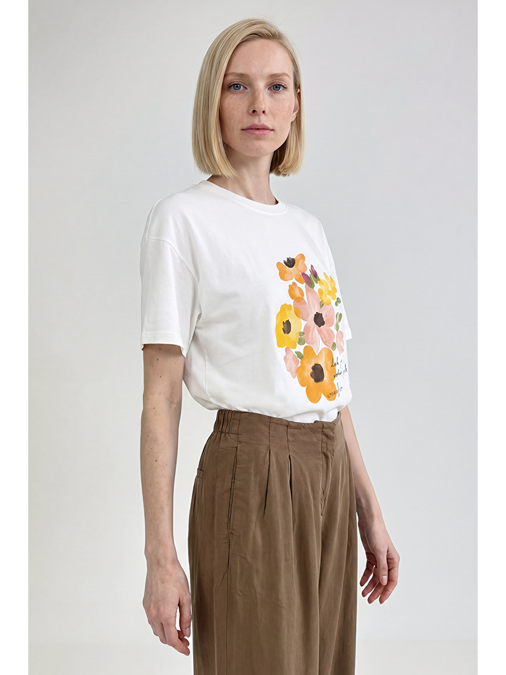 Beyaz %100 Pamuk Relaxed Fit Rahat Kesim Bisiklet Yaka Logo Detaylı Tişört