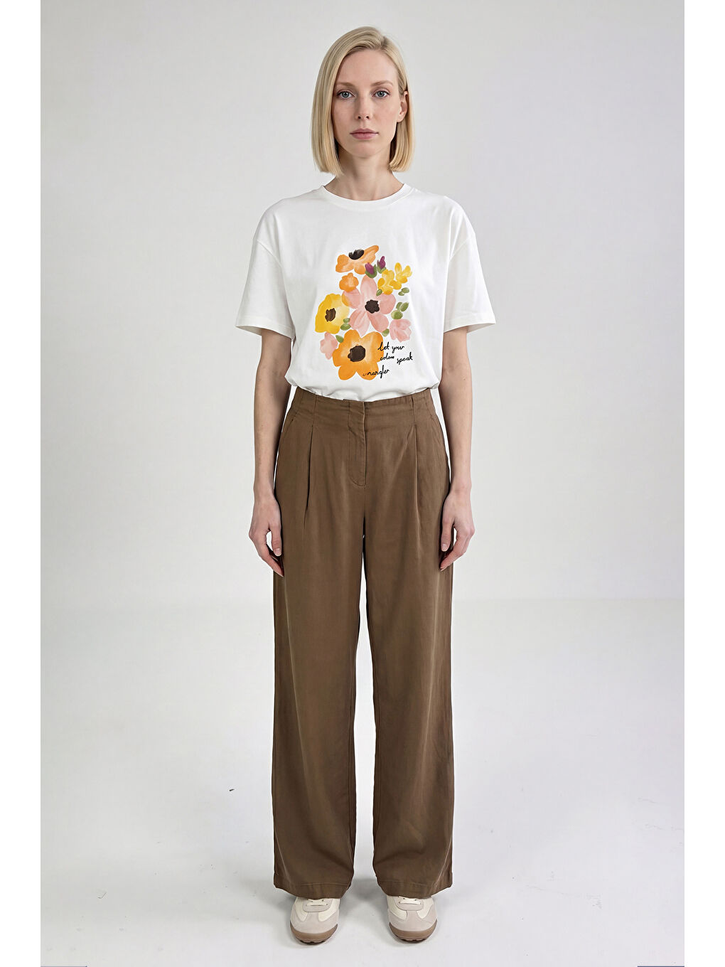 Beyaz %100 Pamuk Relaxed Fit Rahat Kesim Bisiklet Yaka Logo Detaylı Tişört-1