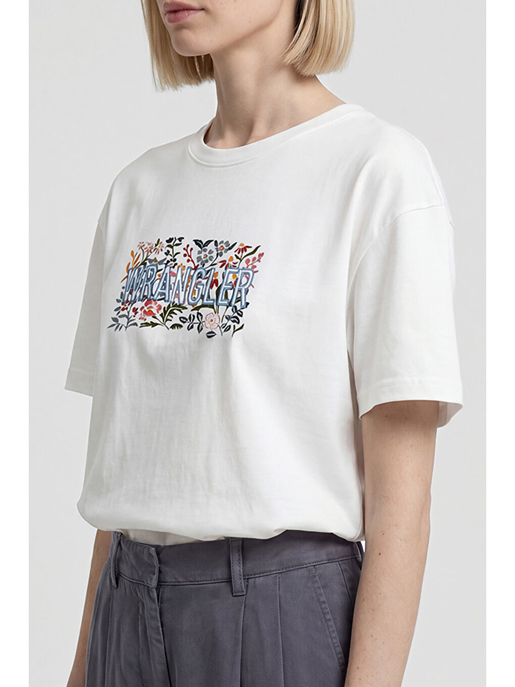 Beyaz %100 Pamuk Relaxed Fit Rahat Kesim Bisiklet Yaka Logo Detaylı Tişört-4