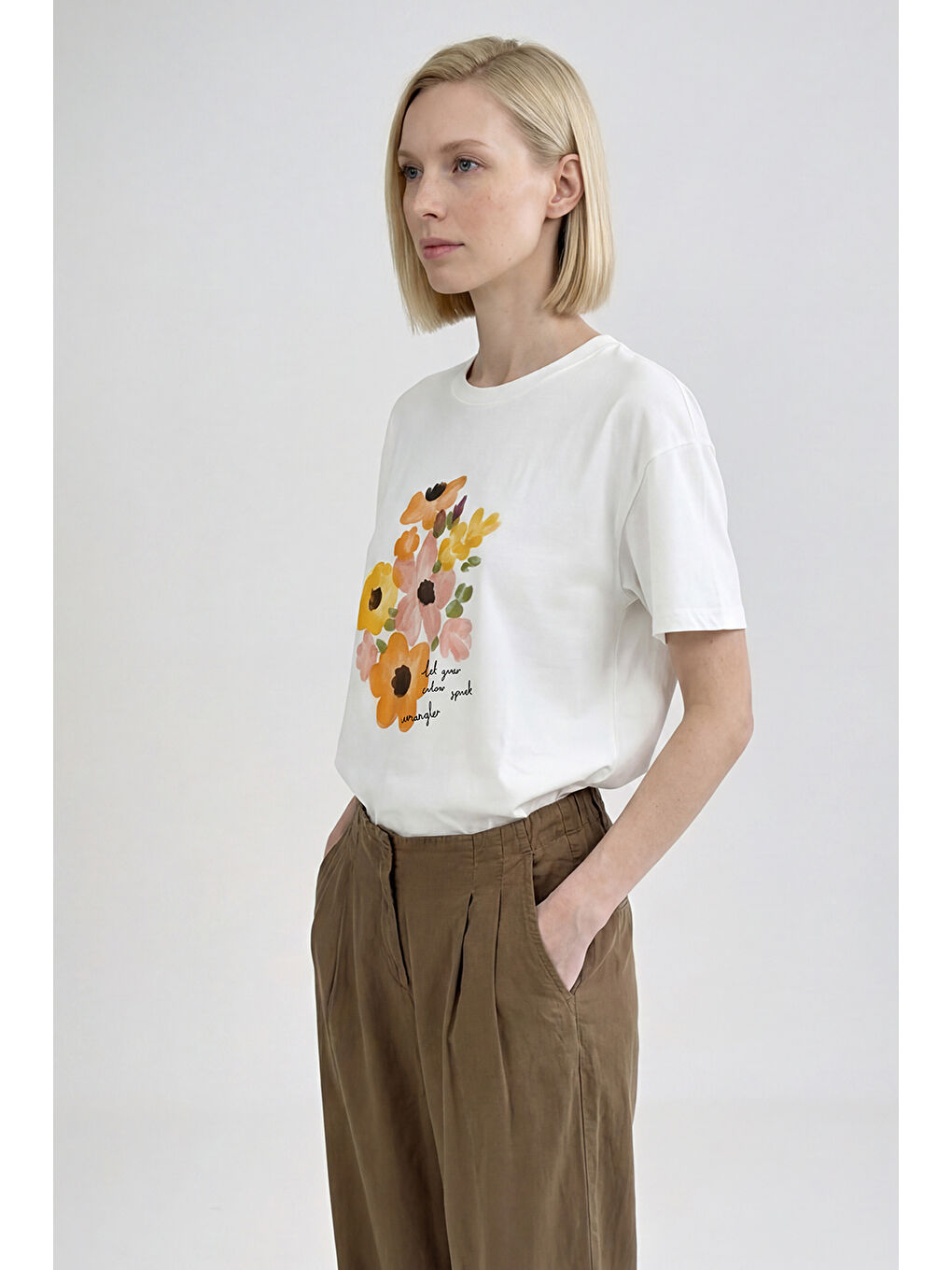 Beyaz %100 Pamuk Relaxed Fit Rahat Kesim Bisiklet Yaka Logo Detaylı Tişört-2