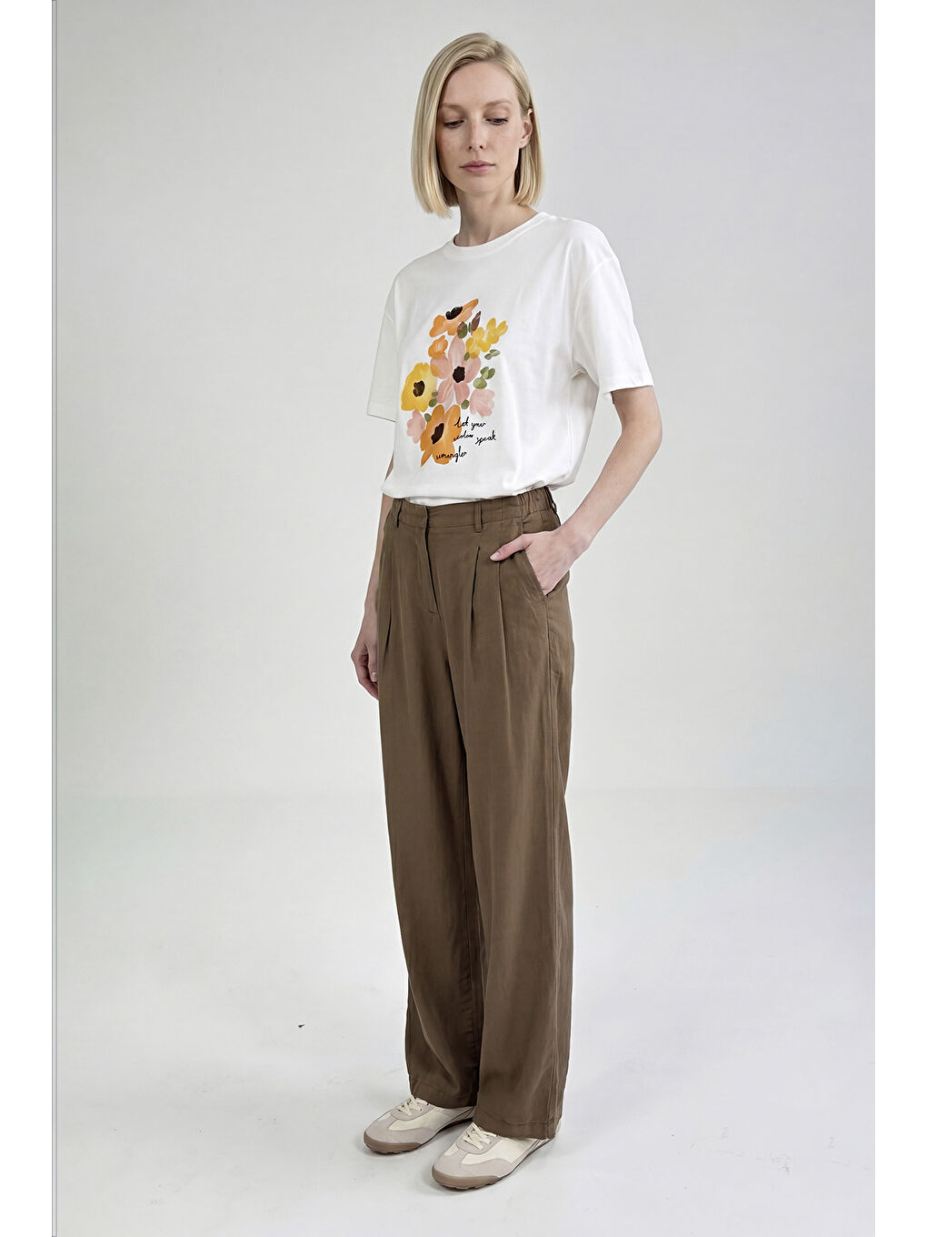 Beyaz %100 Pamuk Relaxed Fit Rahat Kesim Bisiklet Yaka Logo Detaylı Tişört-3