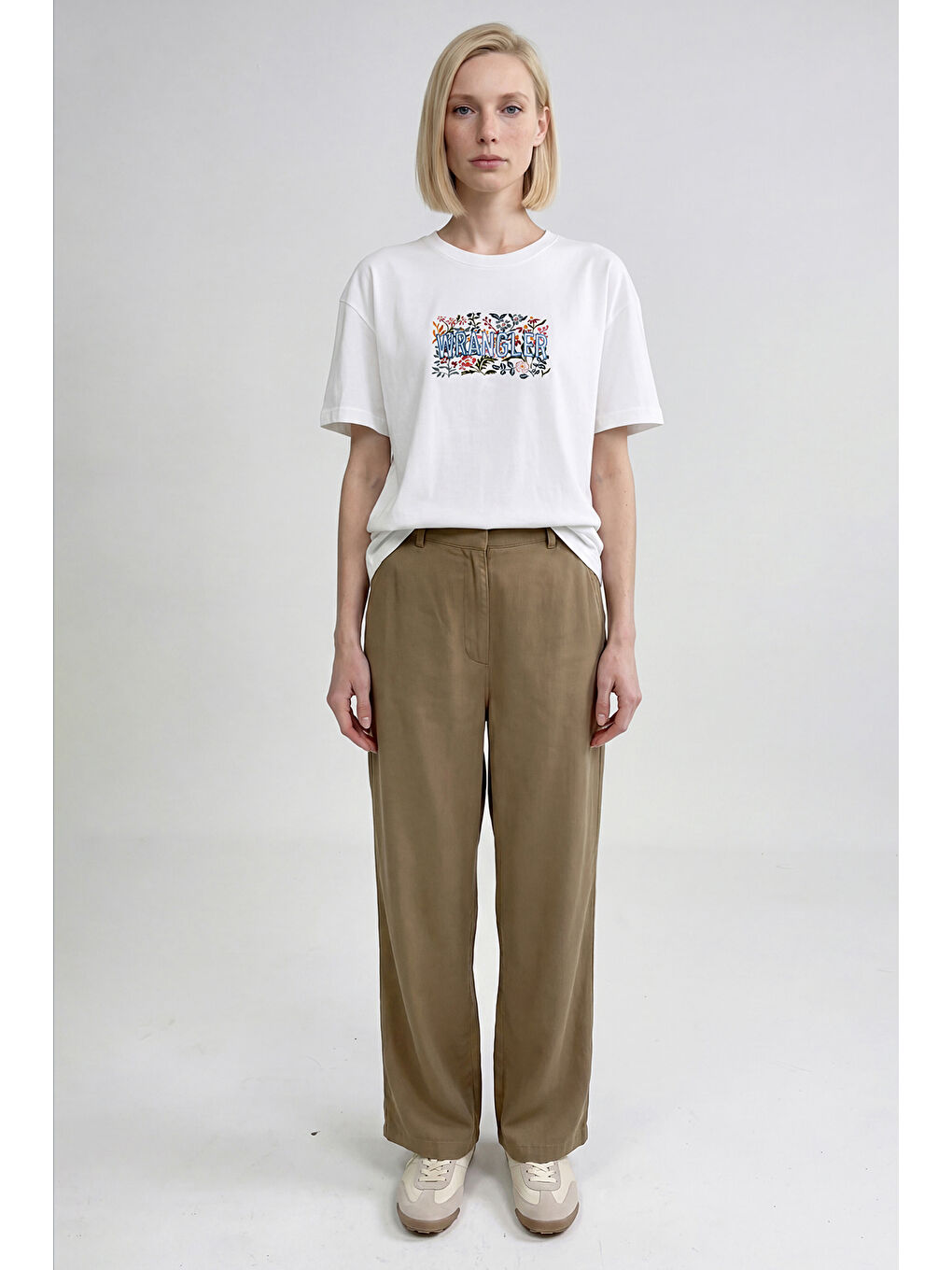 Beyaz %100 Pamuk Relaxed Fit Rahat Kesim Bisiklet Yaka Logo Detaylı Tişört-5