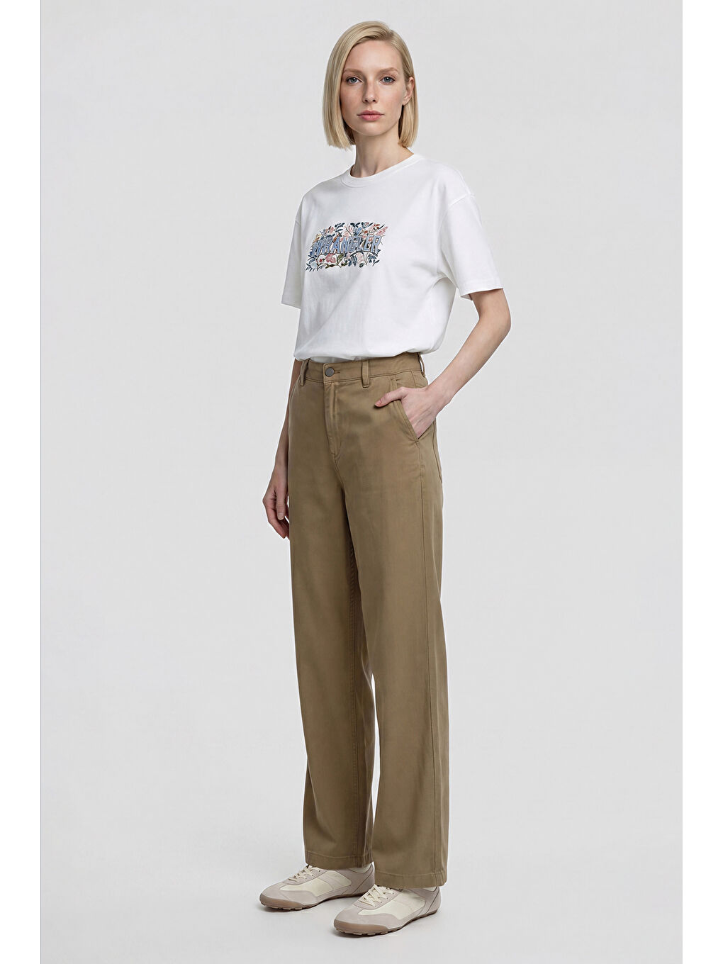 Beyaz %100 Pamuk Relaxed Fit Rahat Kesim Bisiklet Yaka Logo Detaylı Tişört-6