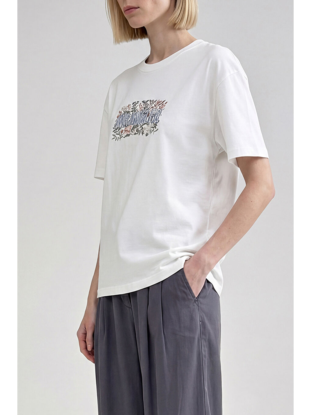 Beyaz %100 Pamuk Relaxed Fit Rahat Kesim Bisiklet Yaka Logo Detaylı Tişört-7